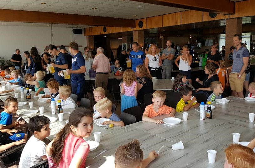 Jeugd DEM eet pannenkoeken
