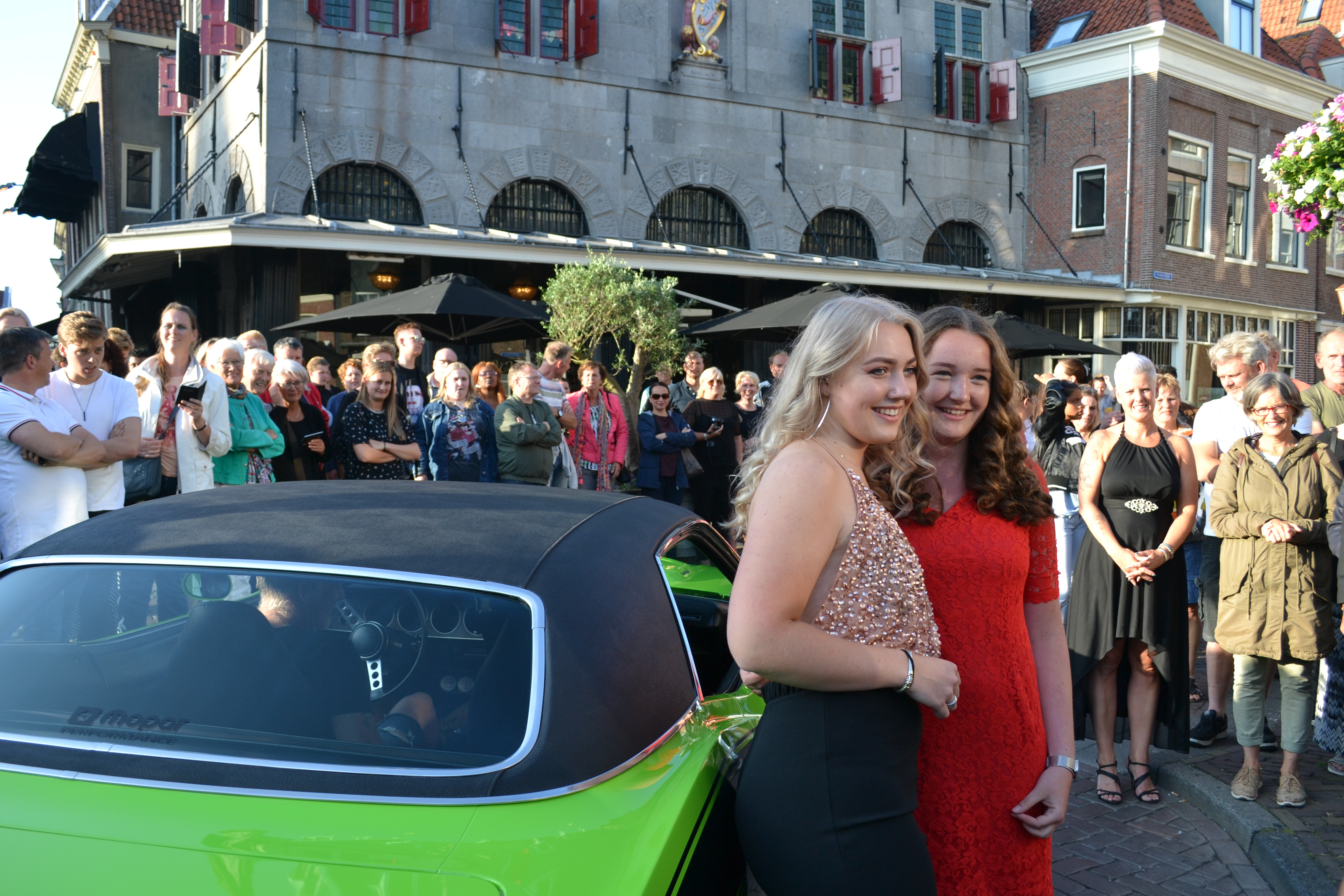 HOORN - De examenleerlingen van Tabor College locatie d'Ampte maakten dinsdagavond 5 juni een groots entree bij The Eighties aan de Roode Steen in Hoorn. Volgens de traditie mochten de leerlingen met eigen, spectaculair vervoer naar het gala komen, en daar was massaal gehoor aangegeven. Met limousi