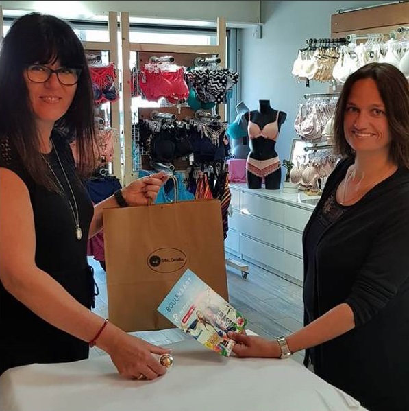 Ook bij lingeriewinkel Belles Dentelles aan de Zuiderhoofdstraat 2b krijgen klanten een liefdesbutton. (Instagram: bellesdentelles/Foto: Yvette van der Does)