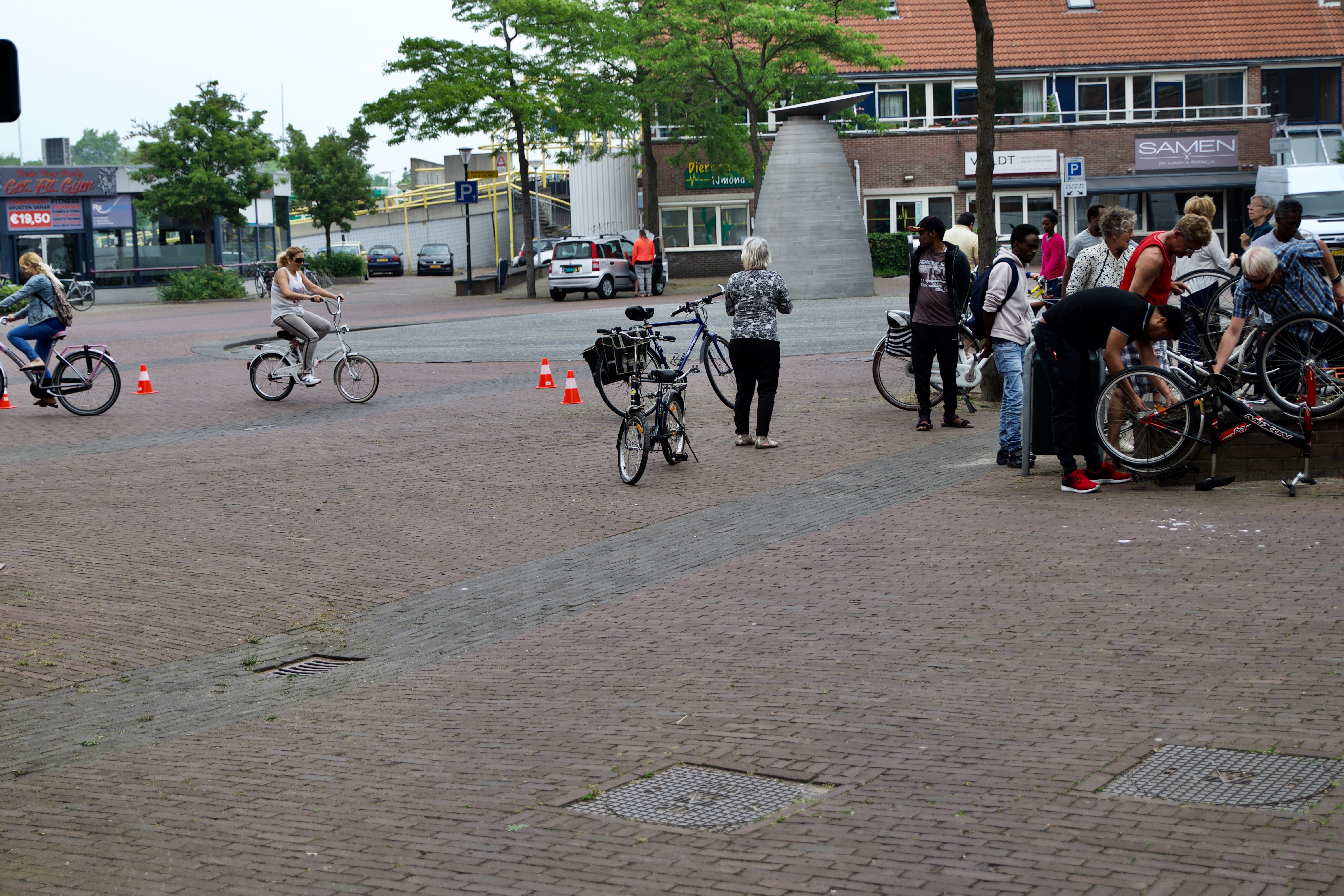 Er bleek veel belangstelling voor fietsbanden leren plakken. (foto aangeleverd)