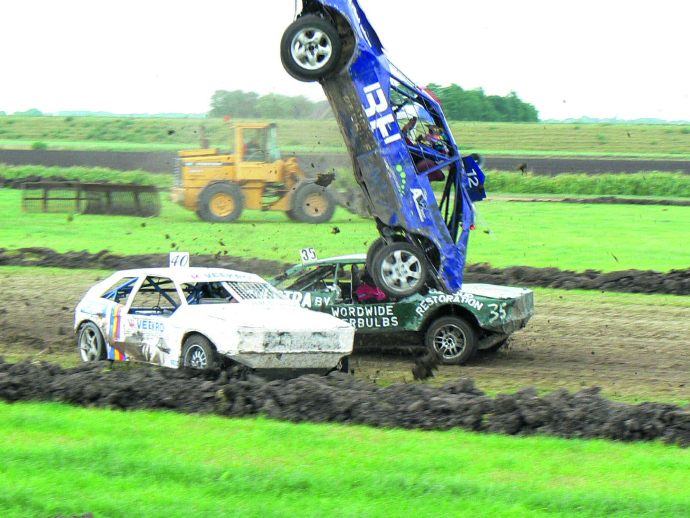 Spektakel is gegarandeerd bij de Crazy Autocross in Winkel. (aangeleverde foto)
