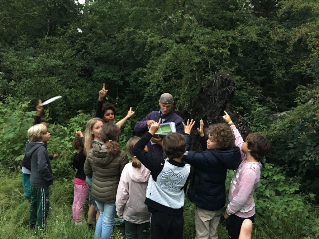 De kinderen met de stadsdeelecoloog. (Foto: aangeleverd)