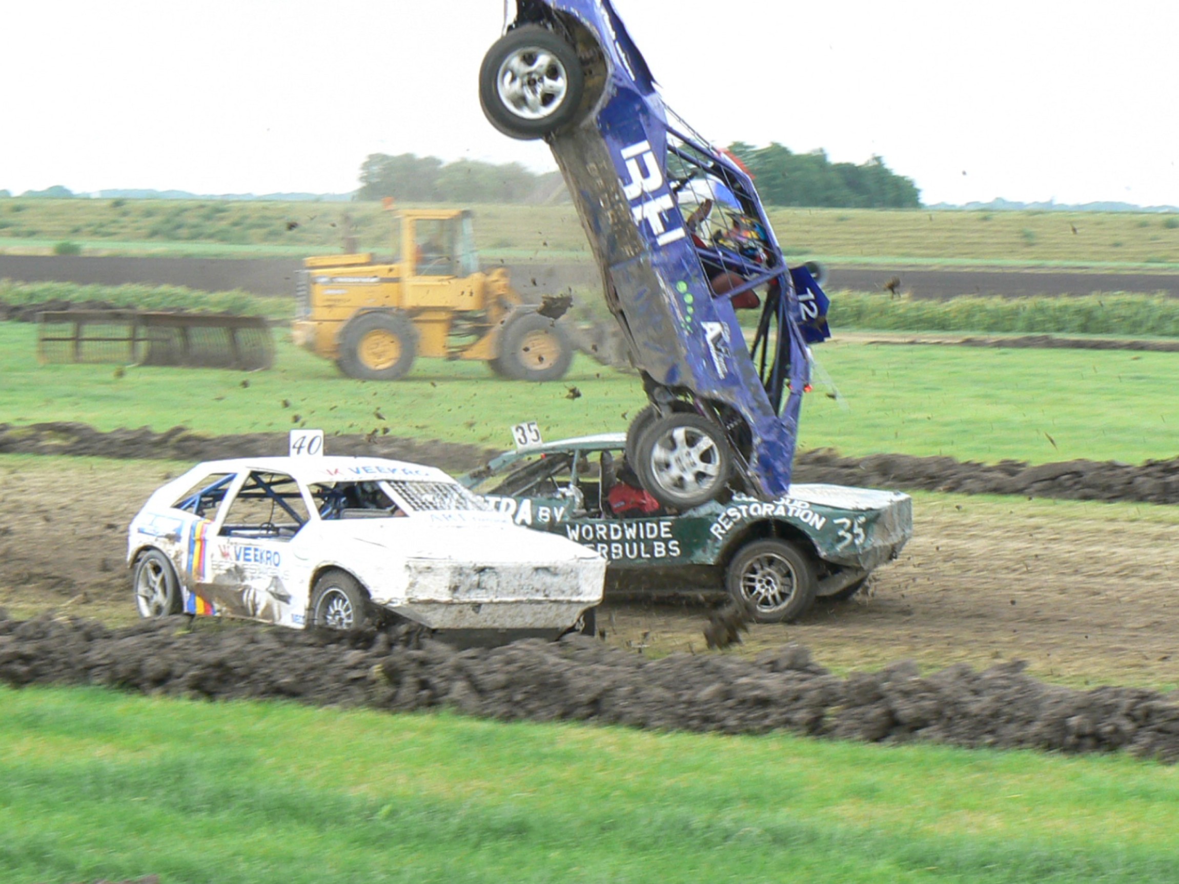 Volop spektakel tijdens de crazy autocross. (Foto: aangeleverd)