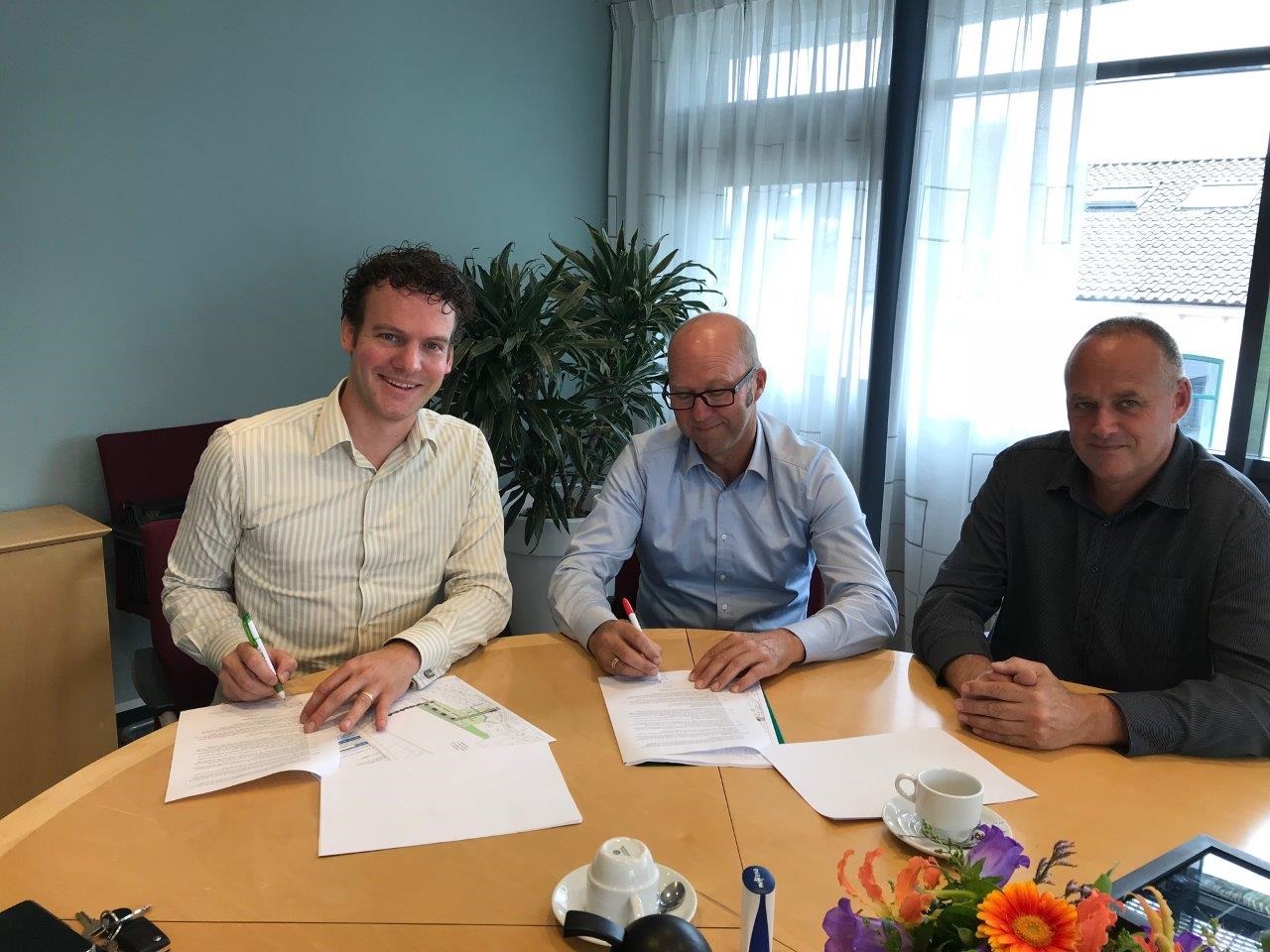 Wethouder Jelle Beemsterboer ondertekent de intentieovereenkomst met vertegenwoordigers van Bouwend Waarland. (Foto: gemeente Schagen)