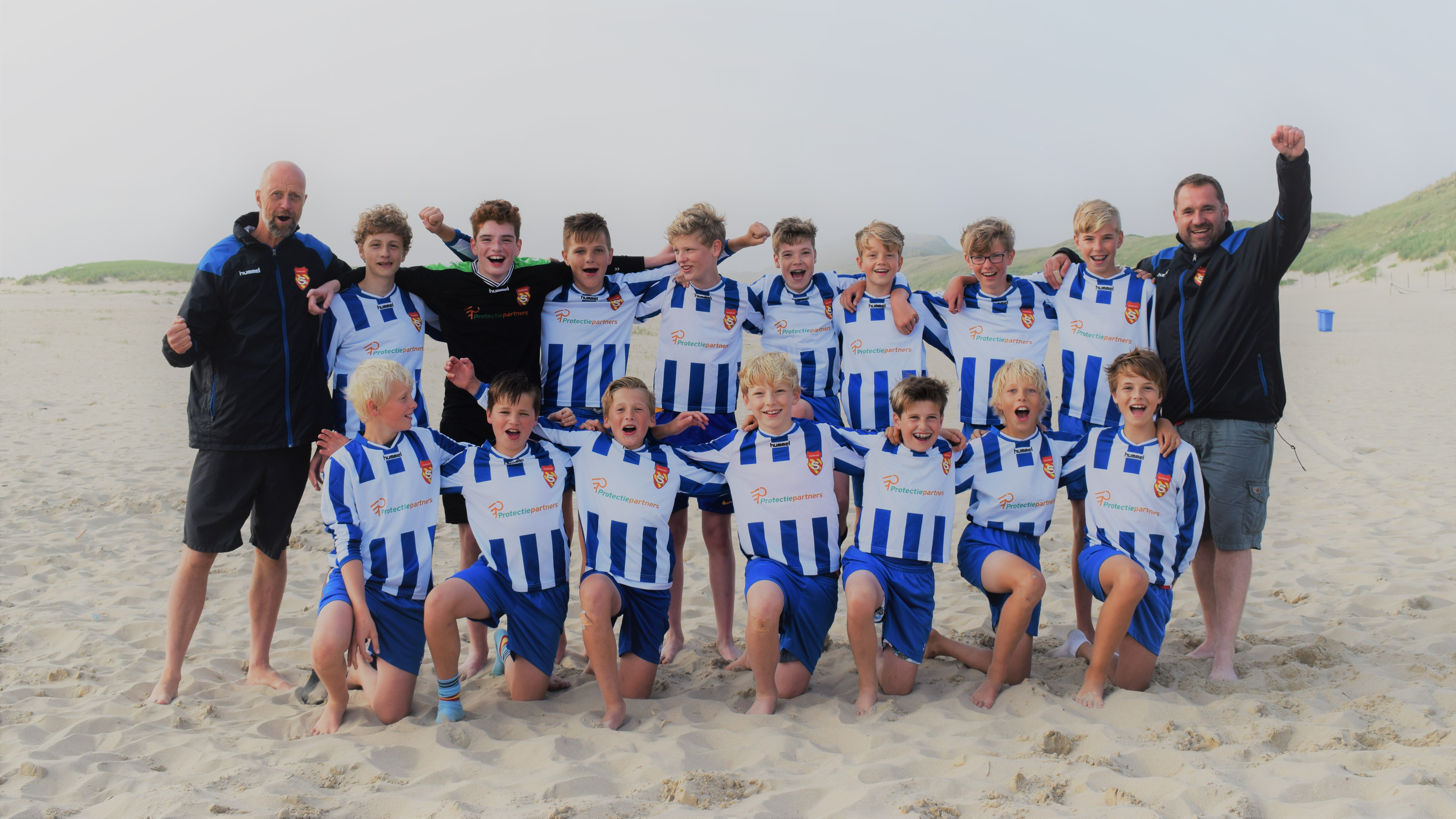 Het team van Duinrand-S, JO13-1 is afgelopen zaterdag kampioen geworden. Achter van links naar rechts: Rob Edses (trainer/coach), Sam Bakker, Nik Koltsidis, Olivier Zutt, Jens Moerland, Sam Gazenbeek, Samuel Aston, Tycho Hageman, Bas Mussert en Mark van Ierssel (trainer/coach). Voor v.l.n.r: Ebel v