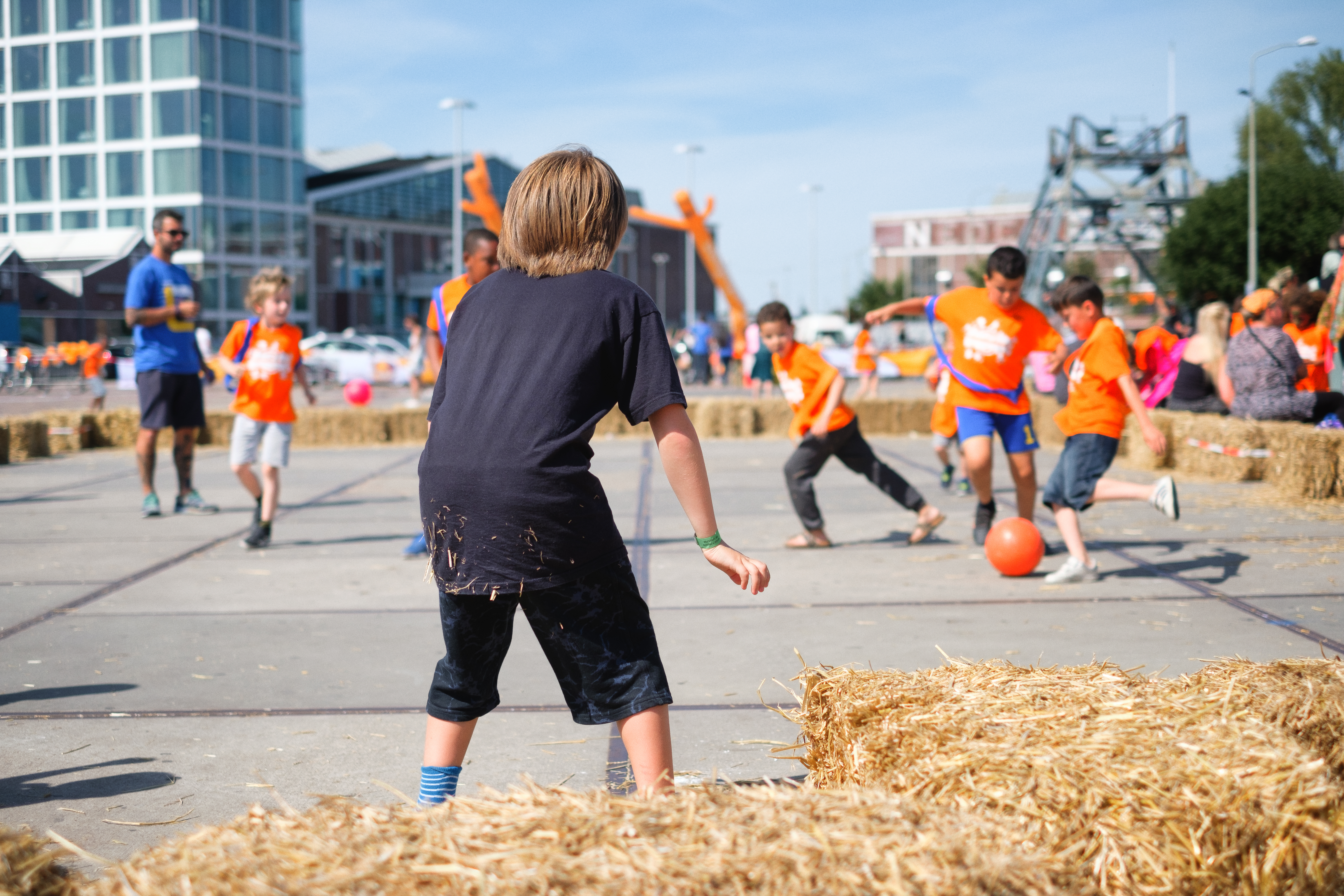 Tal van activiteiten op NDSM-werf tijden Buitenspeeldag. (Foto: Nickelodeon)