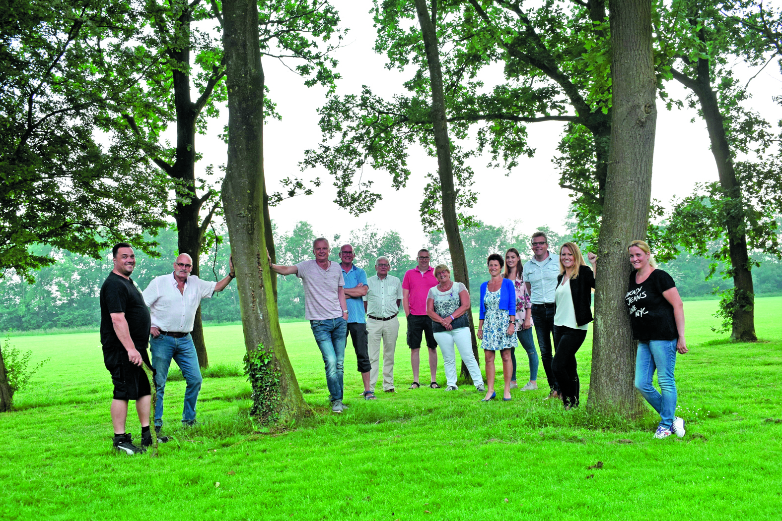 De vaste ploeg vrijwilligers van SamenLoop voor Hoop Zaanstad tussen de bomen van het herdenkingsbos. (Foto: Yvette van der Does/RM)