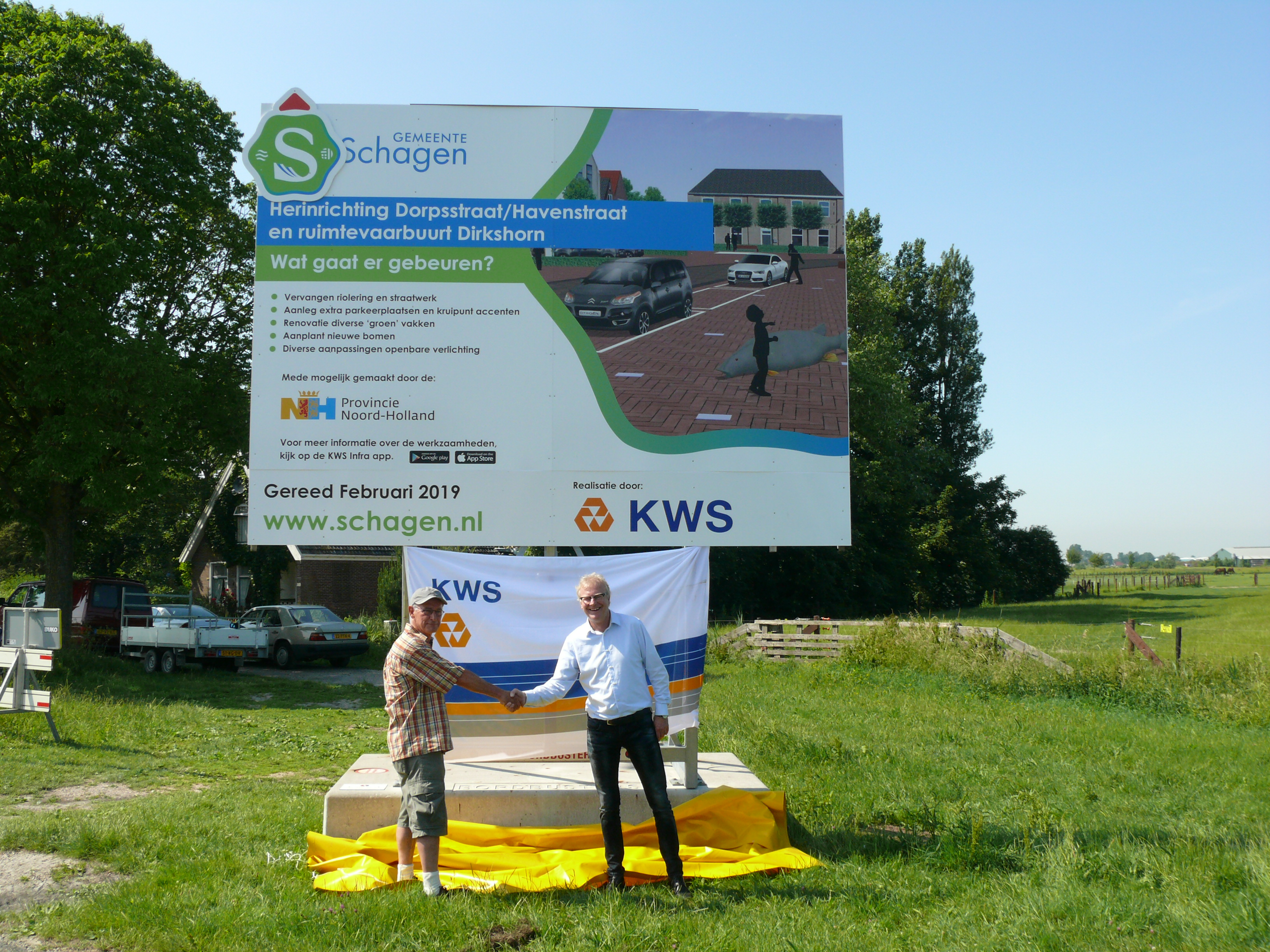 Hans Tesselaar, voorzitter Dorpsraad, en wethouder Hans Heddes na de onthulling van het projectinformatiebord in Dirkshorn. (Foto: gemeente Schagen)