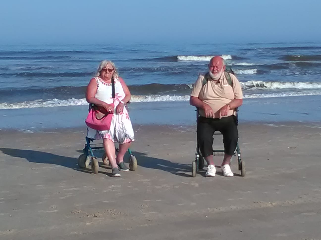 Is het niet geweldig onze Egmond Bastards van het strand. Alette en Jack. Hij is nu 66 jaar op het Noorderstrand. Dit is zeker de moeite waard om even onder de aandacht te brengen. (Foto: Joerg Schuermann).