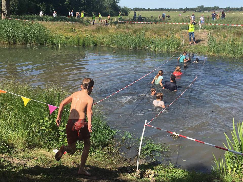 Kinderen genieten van de prutloop. (Foto's: aangeleverd).