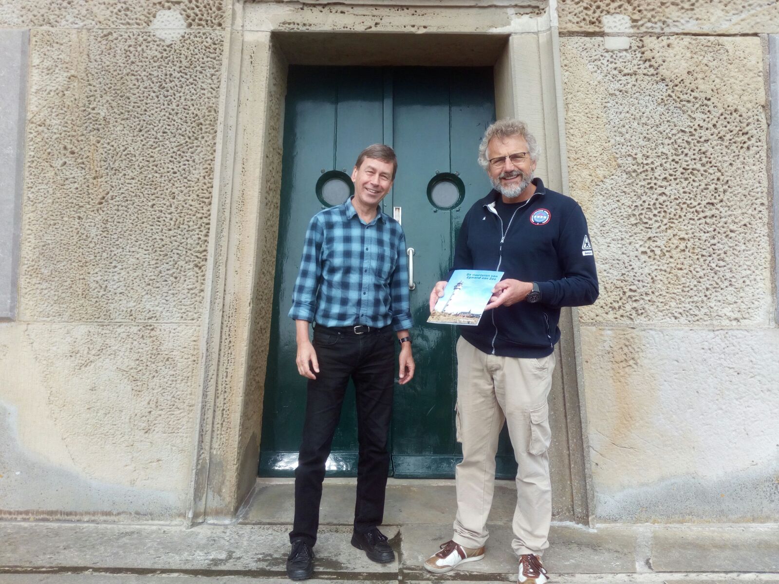 De KNRM ontving het boekje van schrijver Peter Kouwenhoven. Het boekje is tijdens de rondleidingen te koop voor vijf euro. (Foto: aangeleverd).