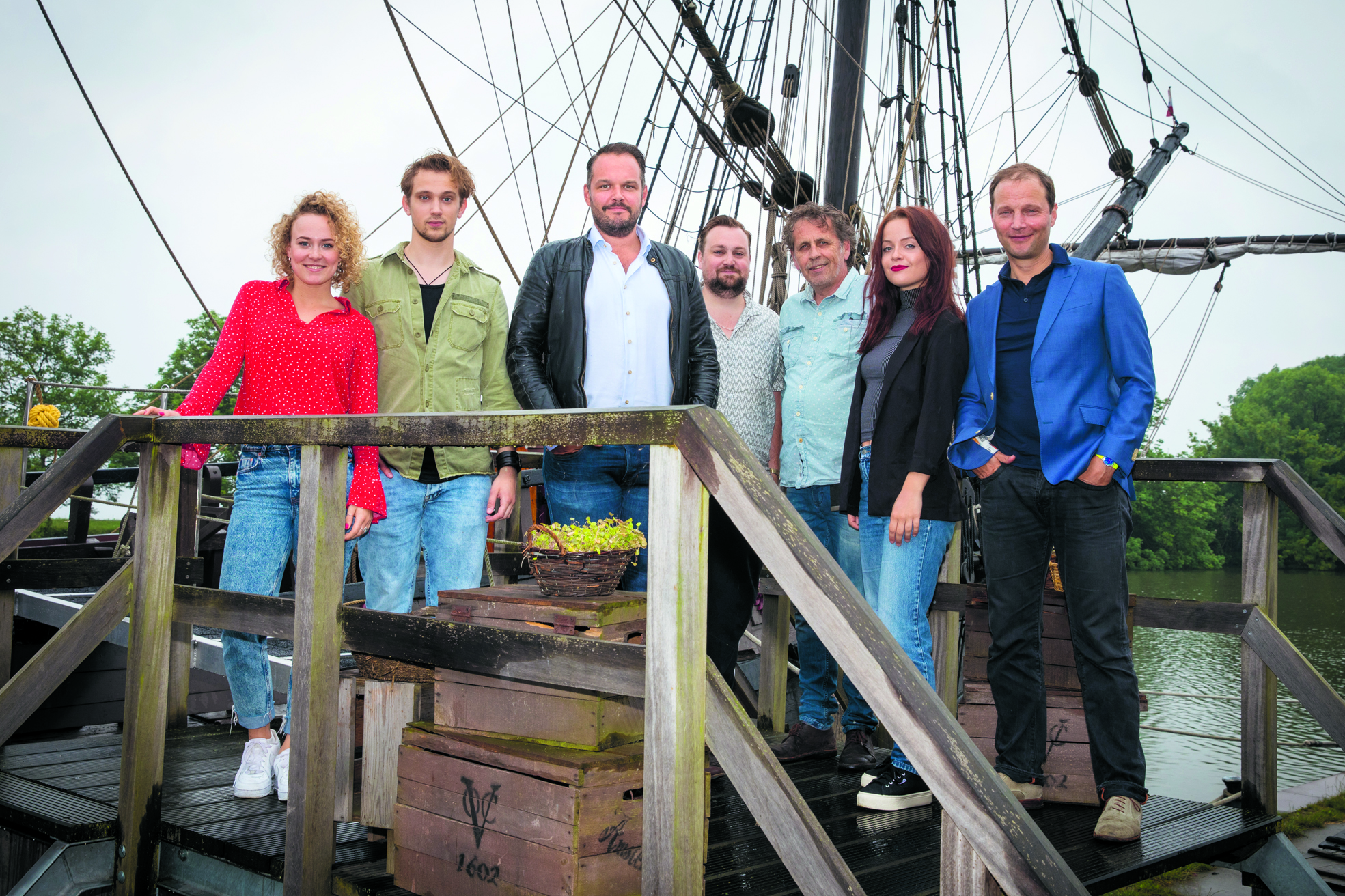 Vrijdag 8 juni waren tijdens een officieel persmoment de vijf hoofdrolspelers, Tim Knol en producent Frans van Leeuwen aanwezig op het schip De Halve Maen aan het Oostereiland in Hoorn. (Foto: Vincent de Vries/RM)