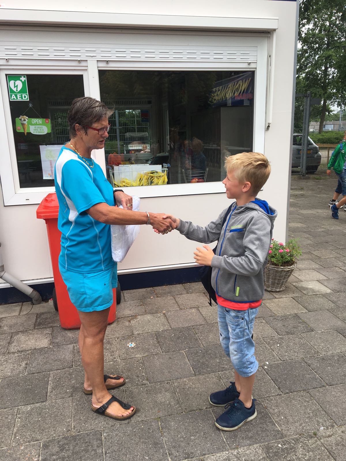 HOOGWOUD – Joppe van den Brom uit Hoogwoud ging vorige week met zijn klasgenootjes van basisschool St. Wulfram schoolzwemmen in zwembad 't Woudmeer, aan De Weijver 4 in Hoogwoud. Hij was de tienduizendste bezoeker van dit zwemseizoen. Joppe kreeg een 25-badenboekje en badlaken uitgereikt.