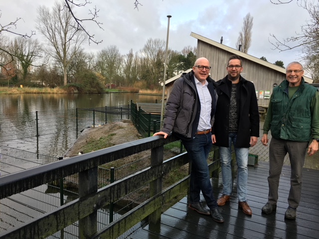 V.l.n.r.: Robert van Nuland en Gerard Stuijt (Lionsclub Schagen) en Hans Kolb (KiBo). (Foto: aangeleverd)