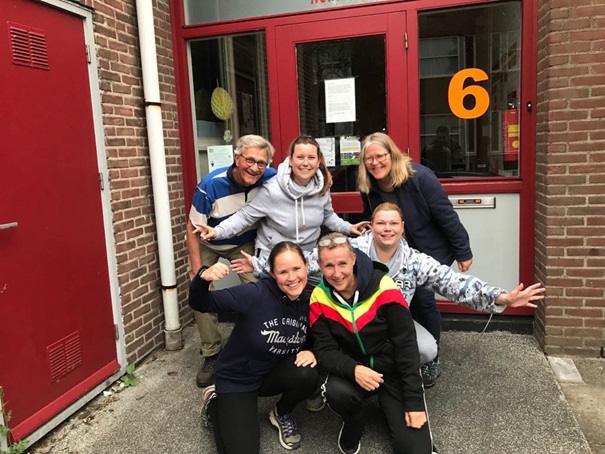 Team De Sluis met v.l.n.r. Albert, Erika, Barbara, Cynthia, Sarah en Esther. Yaman mist op de foto. (Foto: De Sluis, Zaanstad voor Vluchtelingen)