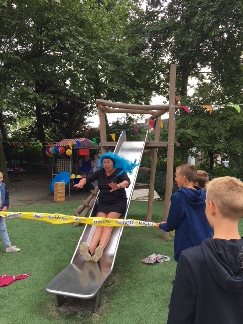 Intern Begeleidster Sylvia Noom opent het schoolplein. (Foto: Monique)