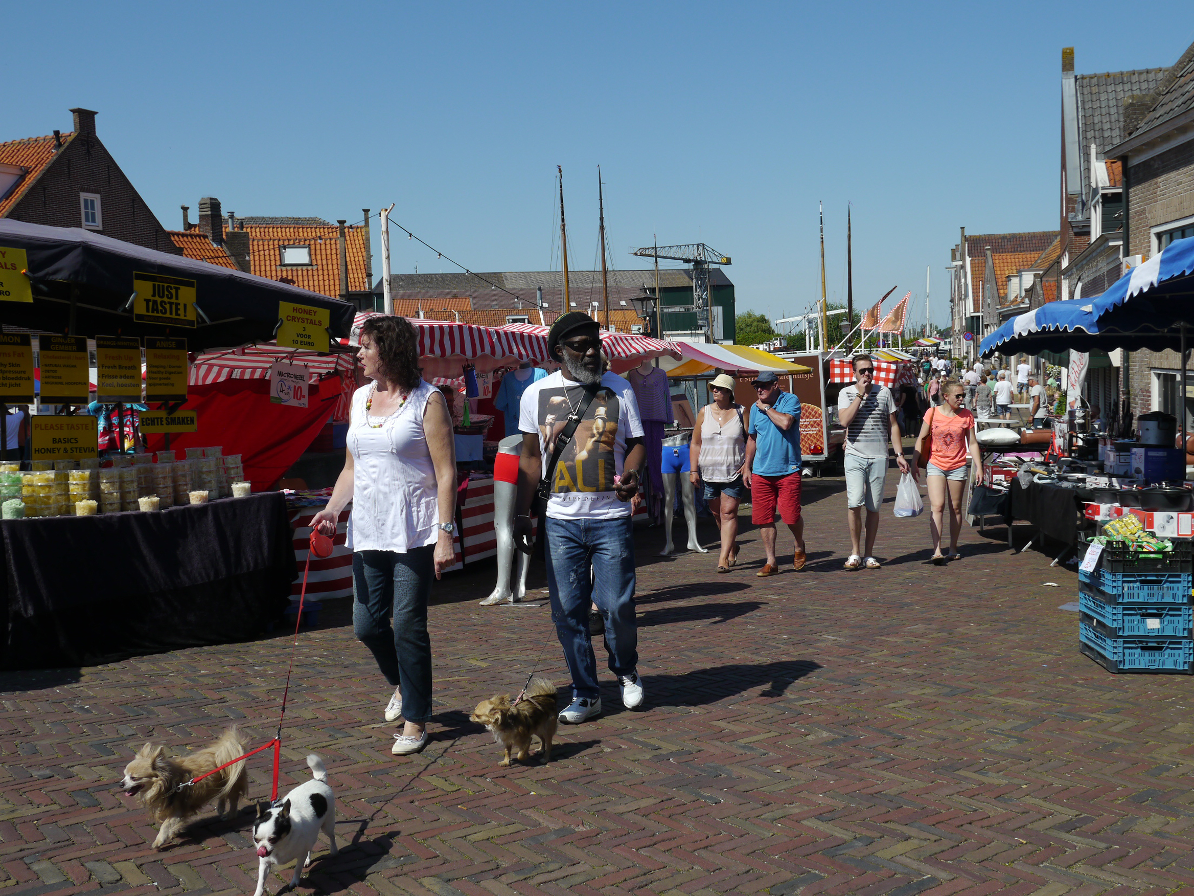 Sfeerbeeld van Midzomermarkt in Monnickendam. (Foto: Ria Houweling/Waterland in Beeld)