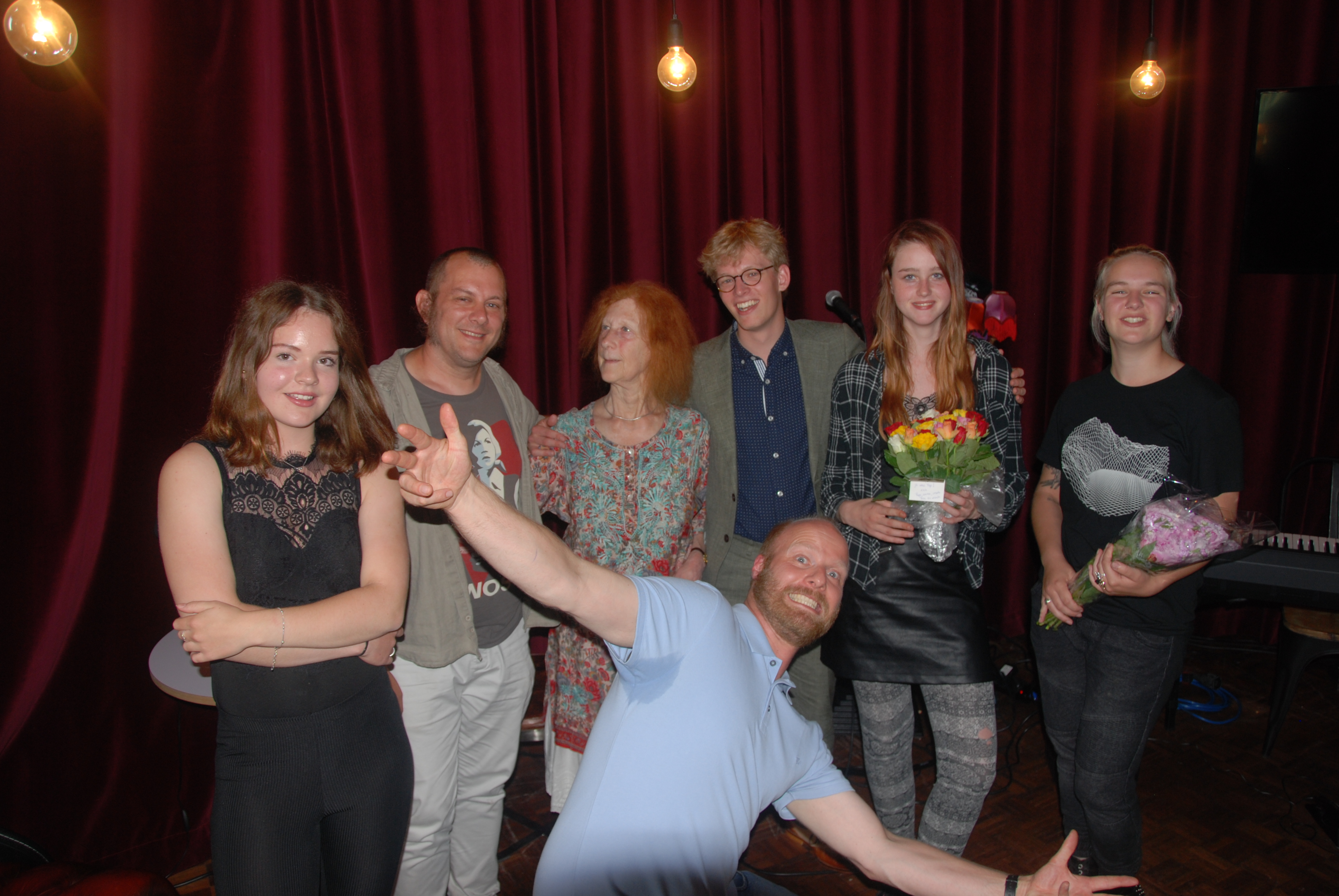 De finalisten, de jury en de presentator na het uitreiken van de prijzen. vlnr: Noa Pijpker, Daan Uttien, Vera Jongejan, Thijs de Lange, Nika Drion, Sophie Waij. Op de voorgrond presentator en stadsdichter Jeroen van Leeuwen. (Foto: Ellis van Atten)