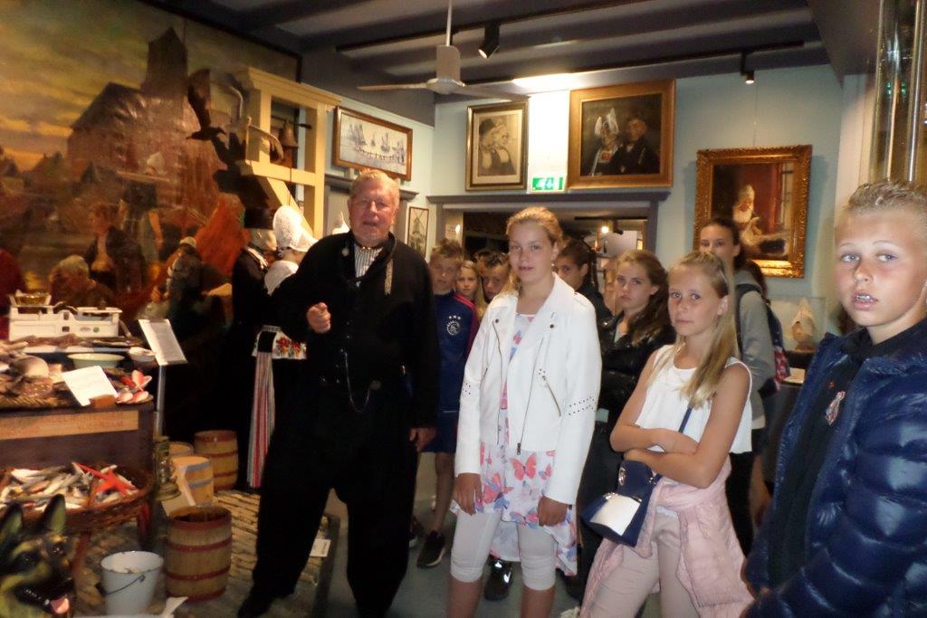 Kinderen van groep 8 van 't Kofschip luisteren aandachtig naar rondleider Wim Keizer. (Foto: aangeleverd)