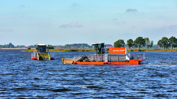 Maaien van waterplanten. (Foto: Hoogheemraadschap Hollands Noorderkwartier)
