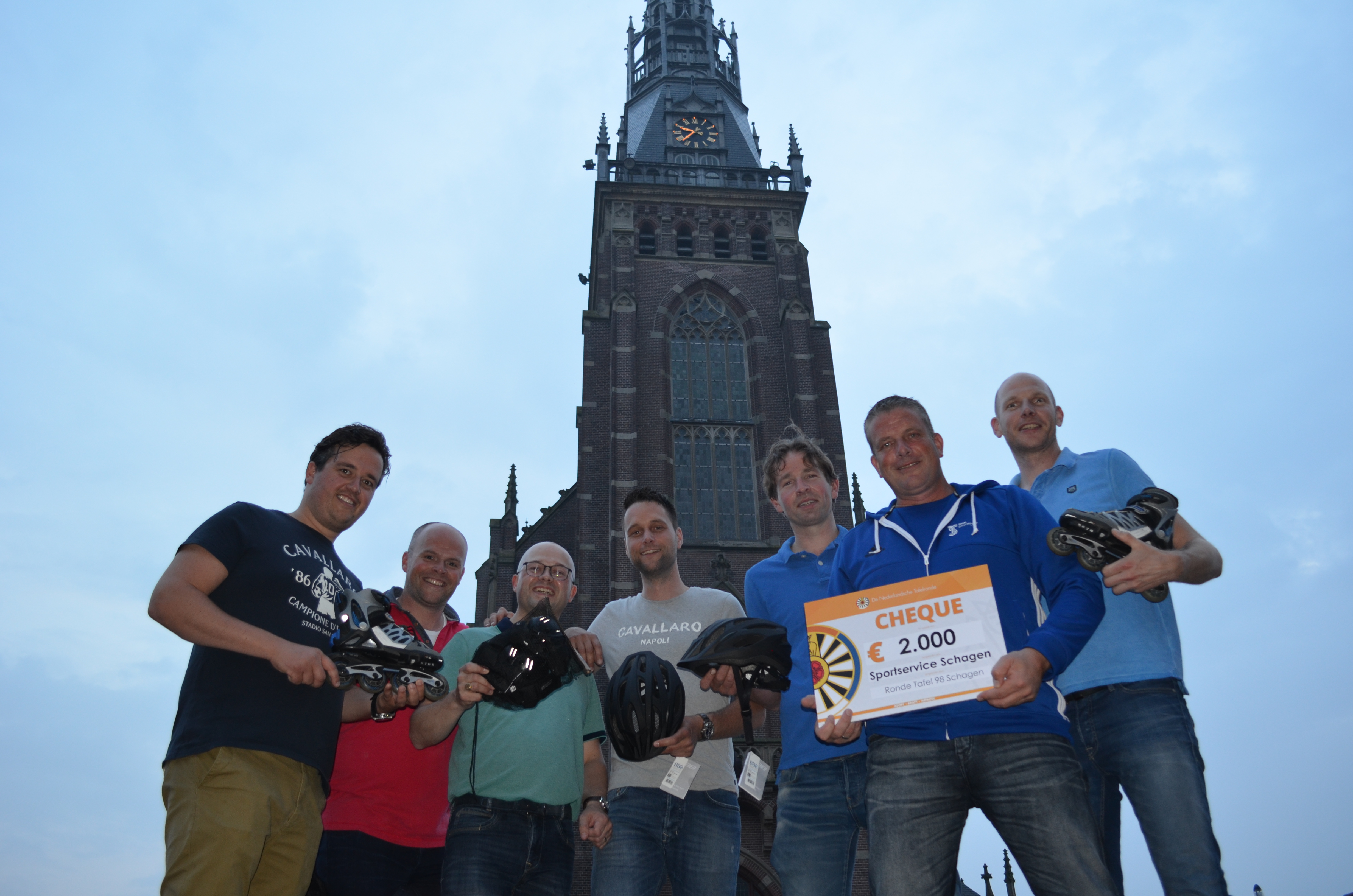 De Ronde Tafel doneert tweeduizend euro aan Team Sportservice Schagen. (Foto: Team Sportservice Schagen)