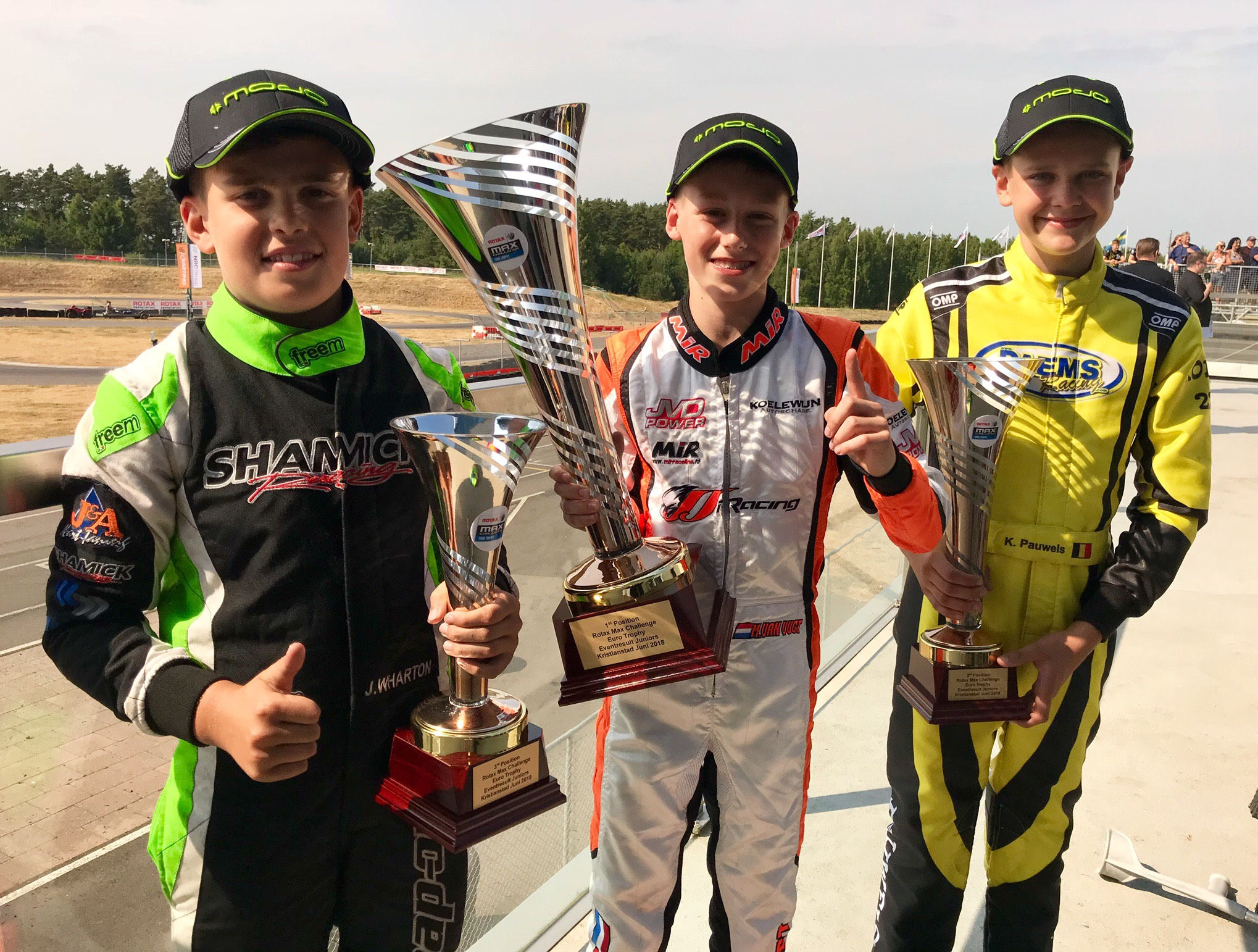 Mike van Vugt (m) gaat aan kop in de titelstrijd van de Rotax Max Euro Challenge. (Foto: aangeleverd)