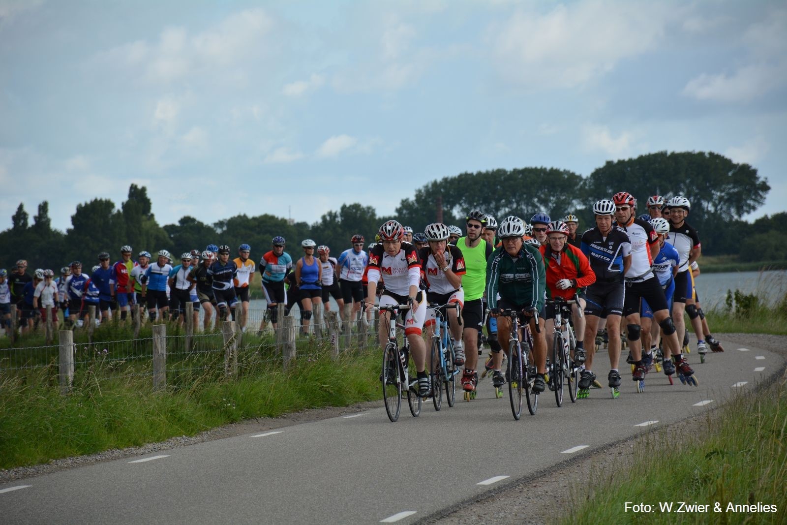 Ga de uitdaging aan en doe mee aan de skeelertocht over de oudste dijk van Nederland. (Foto: Willem & Annelies Zwier)