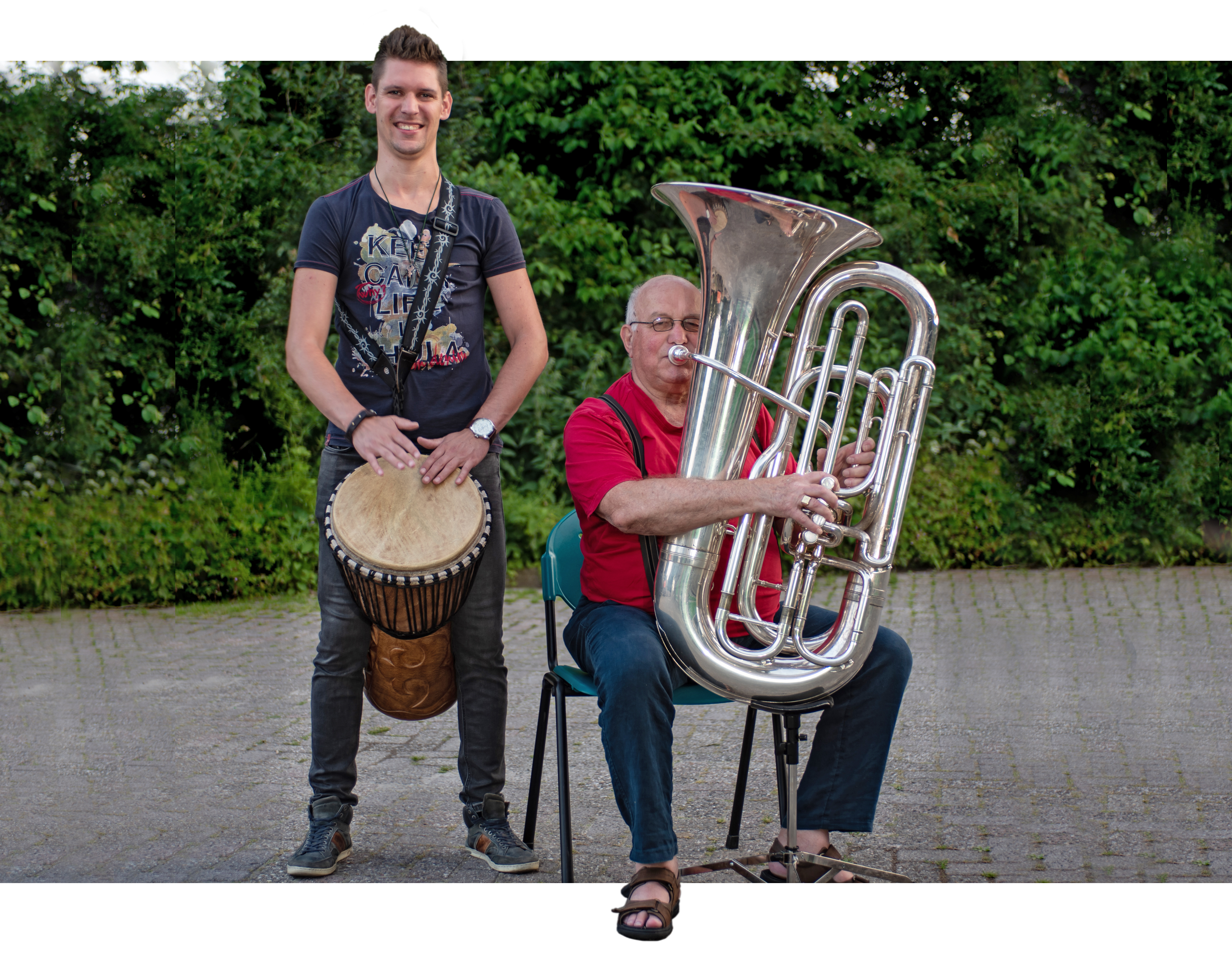 Marko Knijn en Leo Kneppers zijn lid van Muziekvereniging Ursem en spelen met passie. Wie hen nog niet heeft horen spelen, komt 16, 23 of 30 juni een kijkje nemen. (Foto: Richard van den Berg)