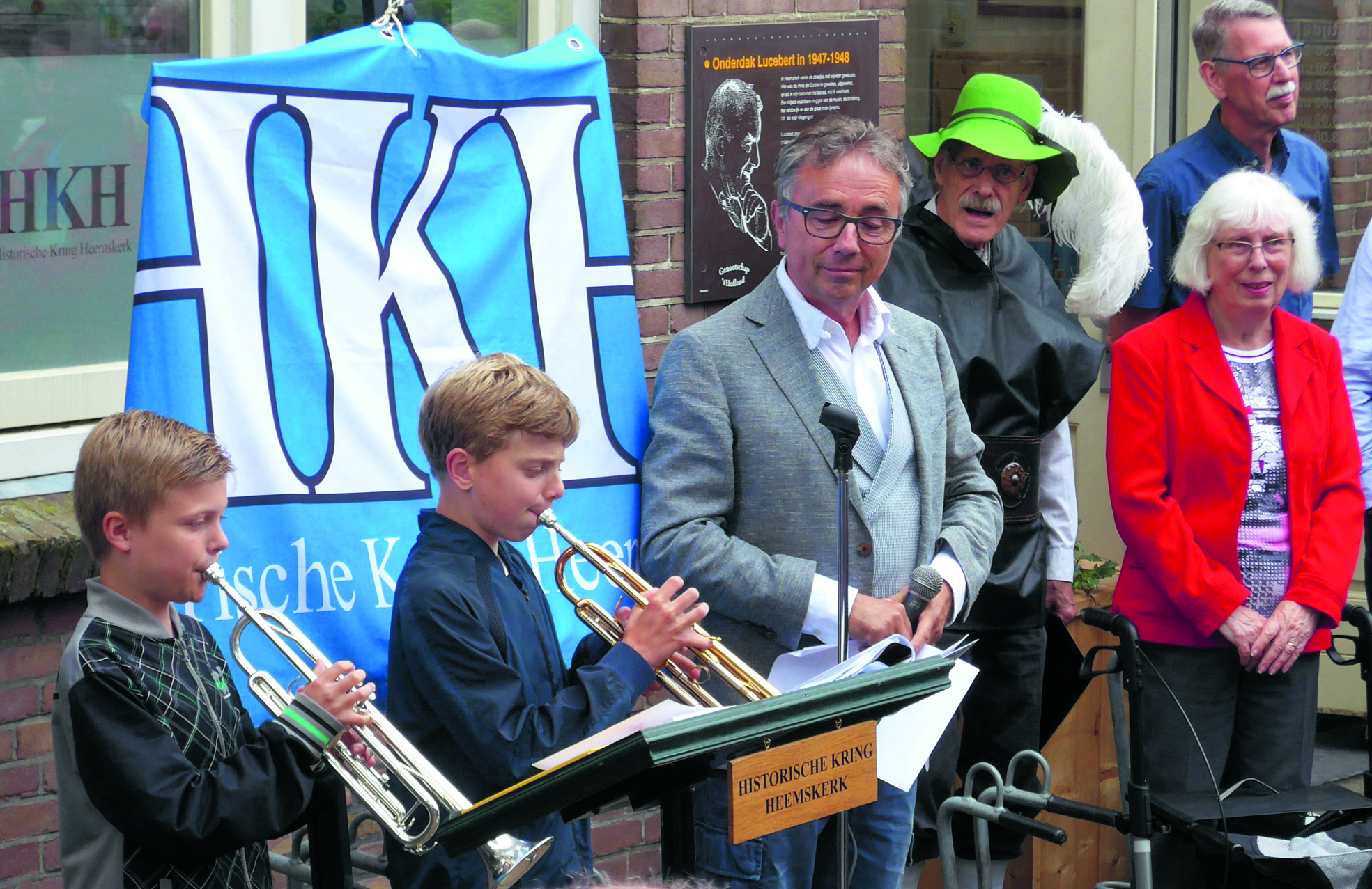 Onthulling fotocollage door Frans Wiegmans en Timo en Jorik Stavenuiter. (Foto: aangeleverd)