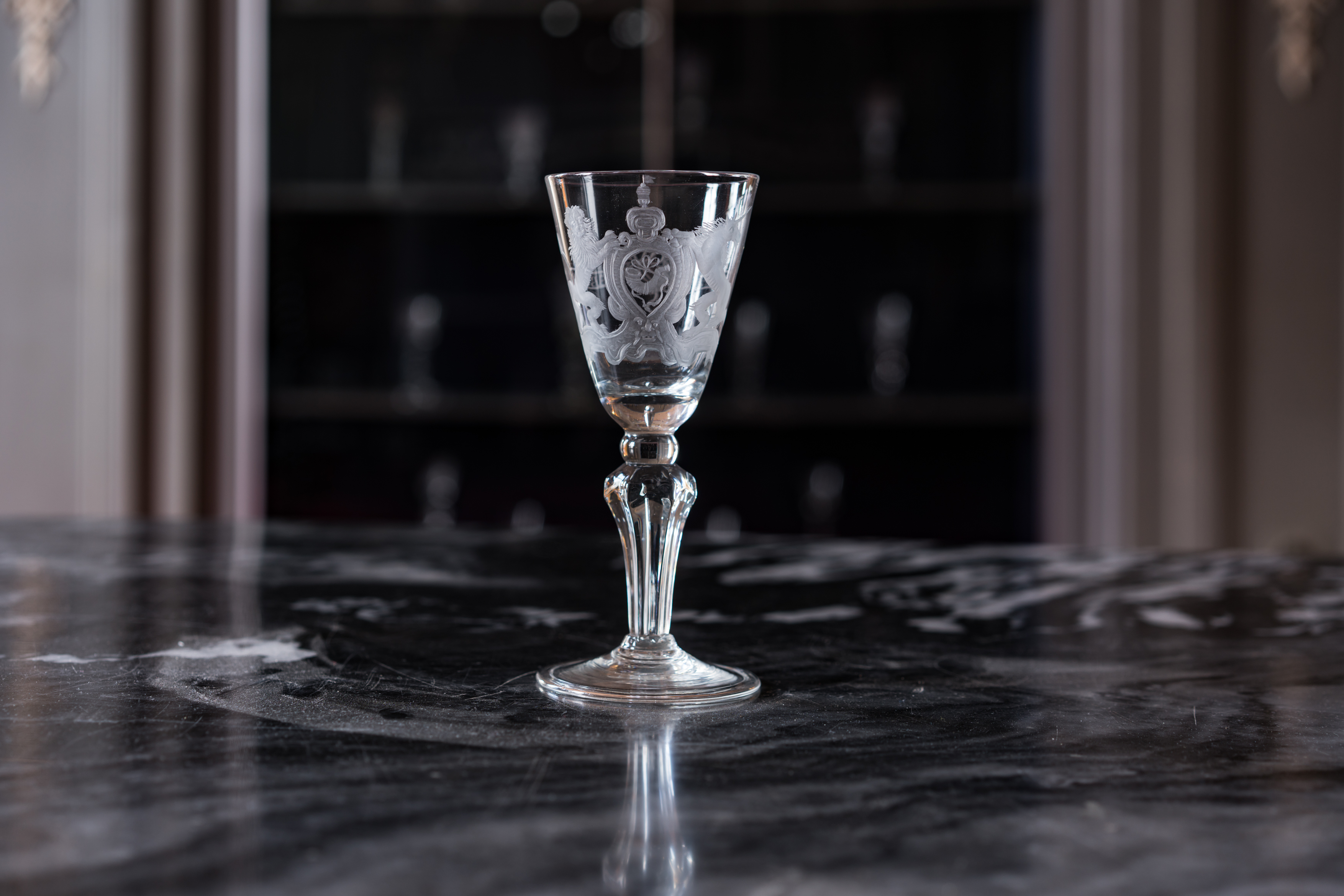 Een glas uit de periode 1715-1750 met het wapen van Hoorn, gedragen door een leeuw en een eenhoorn. (Foto: Westfries Museum/Benno Ellerbroek)