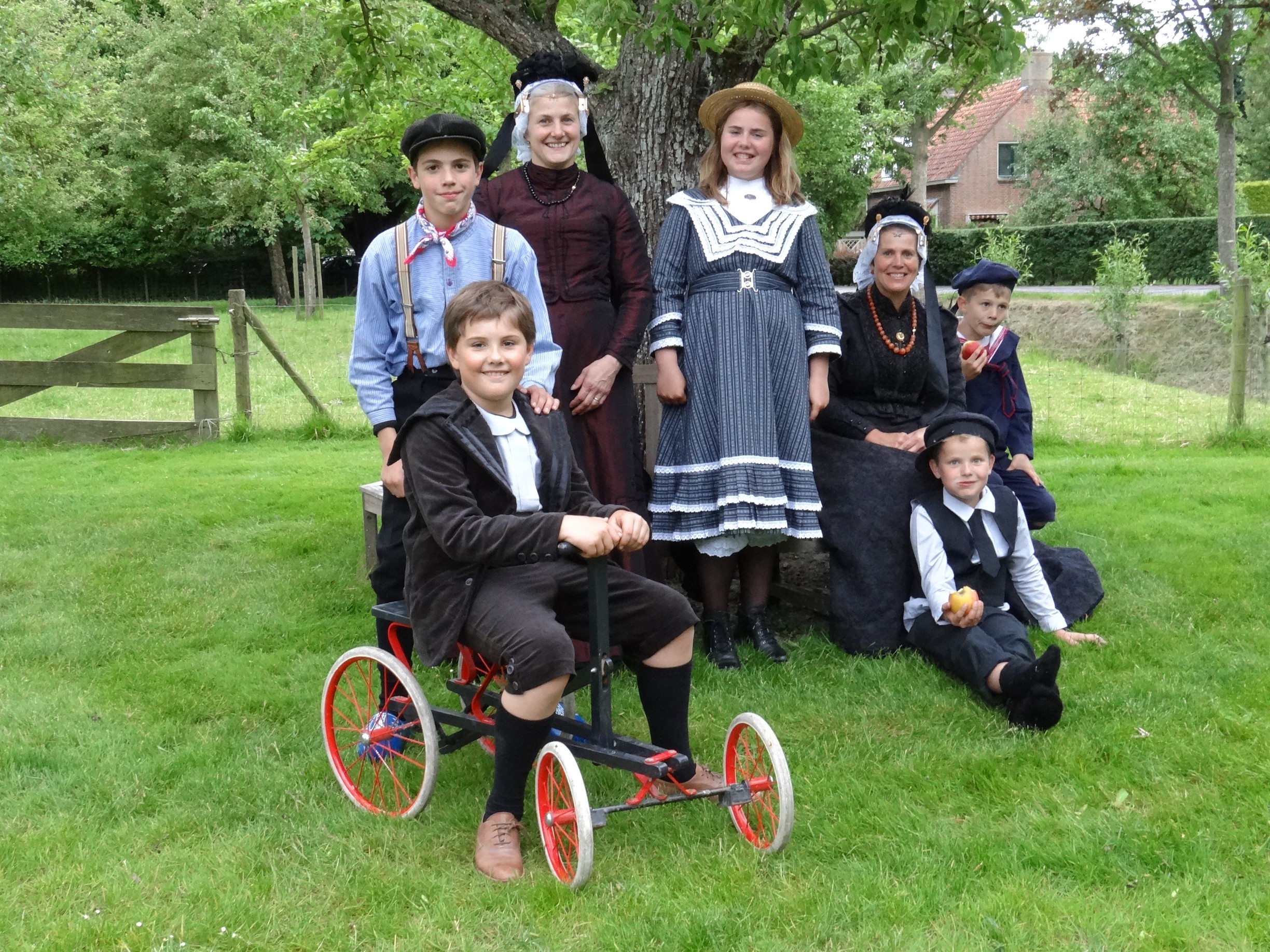 Onderweg ontmoeten de wandelaars dames, heren en kinderen in West-Fries kostuum. (Foto: Jan Smit)