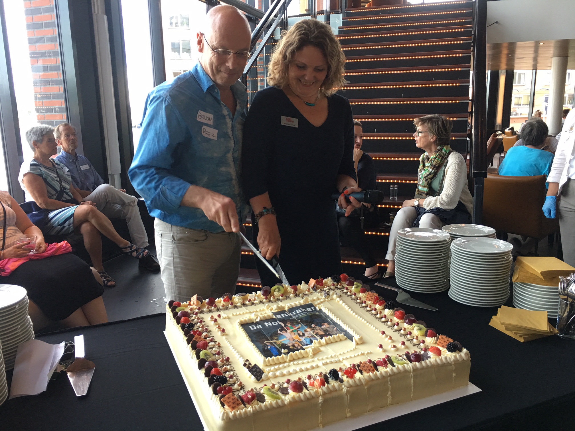 Om de start van de productie te vieren werd een grote Notenkrakertaart aangesneden. (Foto: Zaantheater)