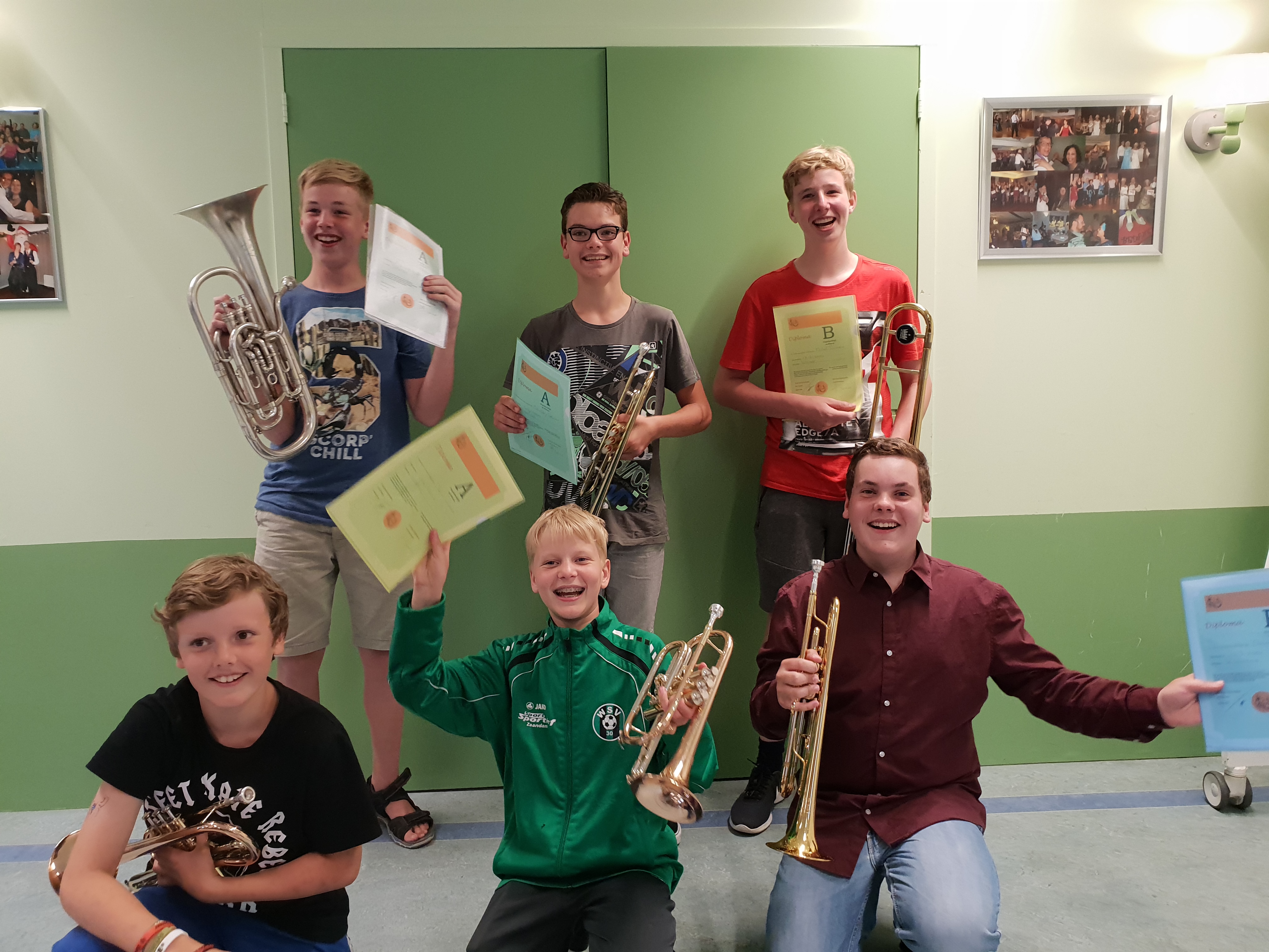 Tijdens een feestelijke repetitie van Ratatouille kregen de geslaagden hun diploma uitgereikt. Onderste rij v.l.n.r. Tijmen Kirkels, Jelle Tuinman, Dave van der Leek en bovenste rij v.l.n.r. Kai Stenvert, Meickey Derksen en Michel Tuinman.