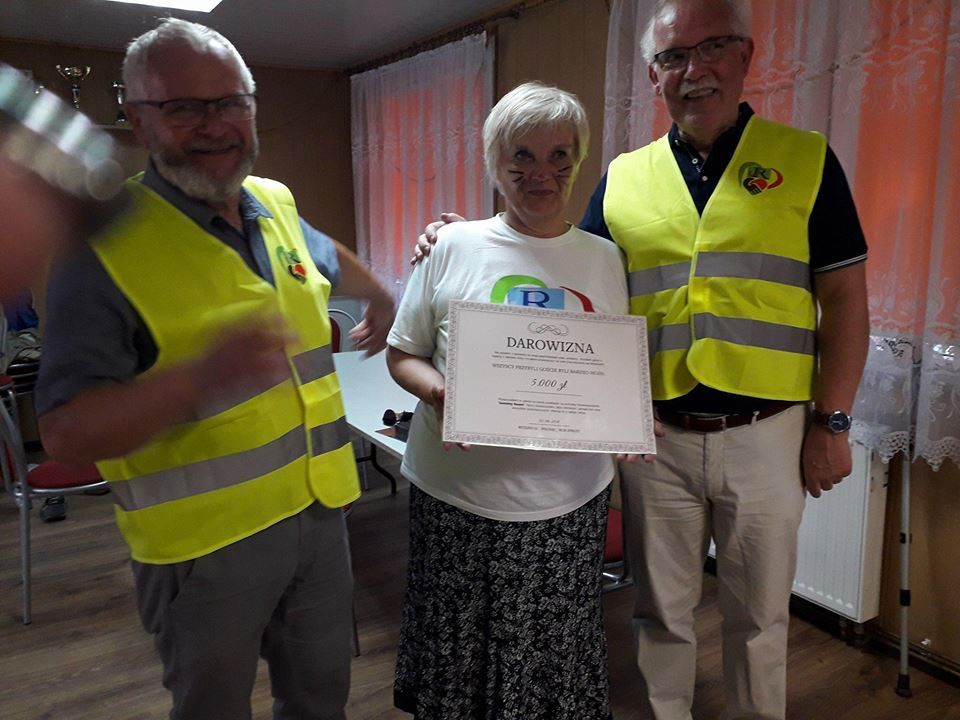 De gift werd overhandigd aan voorzitter Eleonora Borkowska (midden). Links Tomasz Ziólek (oud-voorzitter van Wronki-Beverwijk) en Wim Spruit (Foto Jadwiga Garczyk)