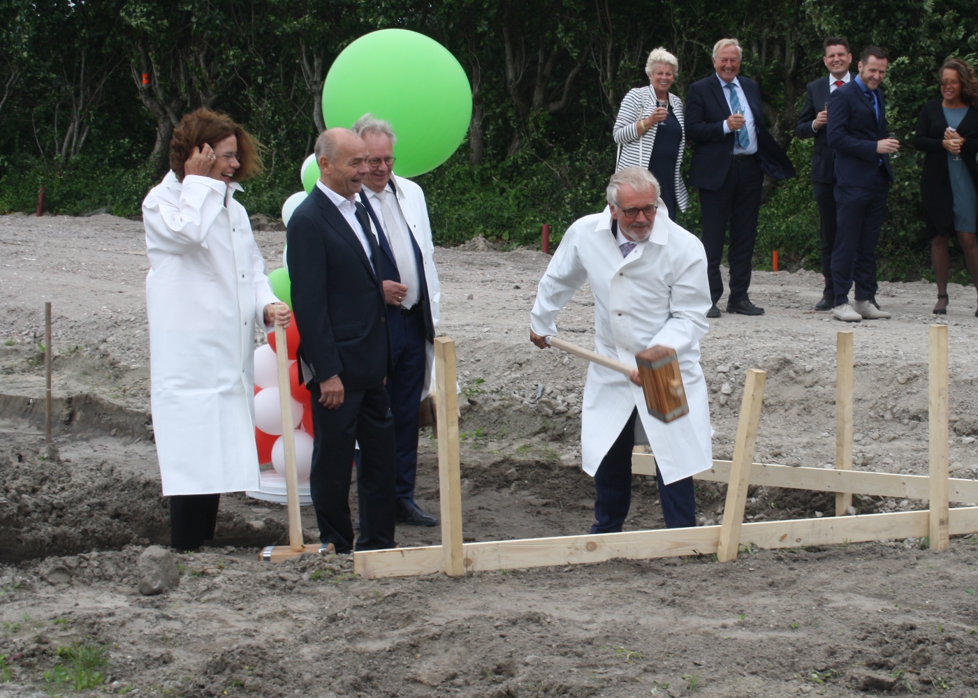 Burgemeester Piet Bruinooge, Jaap Blaak van Monuta en Jeanine Helthuis van PC Uitvaart, baken de omvang af van het nieuwe uitvaartcentrum in Alkmaar. (Foto: aangeleverd)
