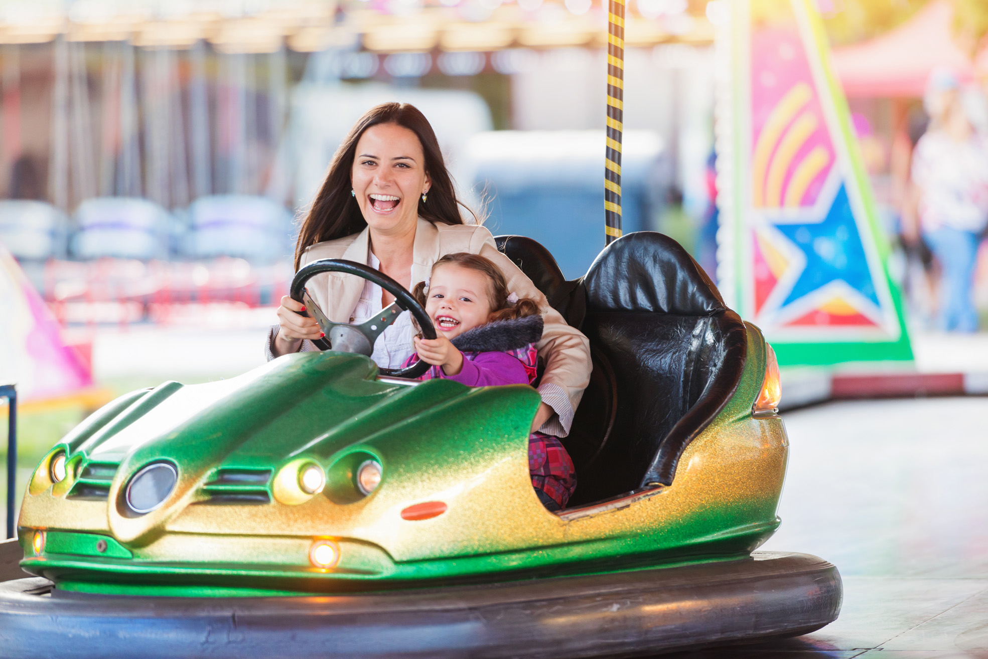 Jong en oud vermaakt zich tijdens de kermis in Enkhuizen. (Foto: Shutterstock)