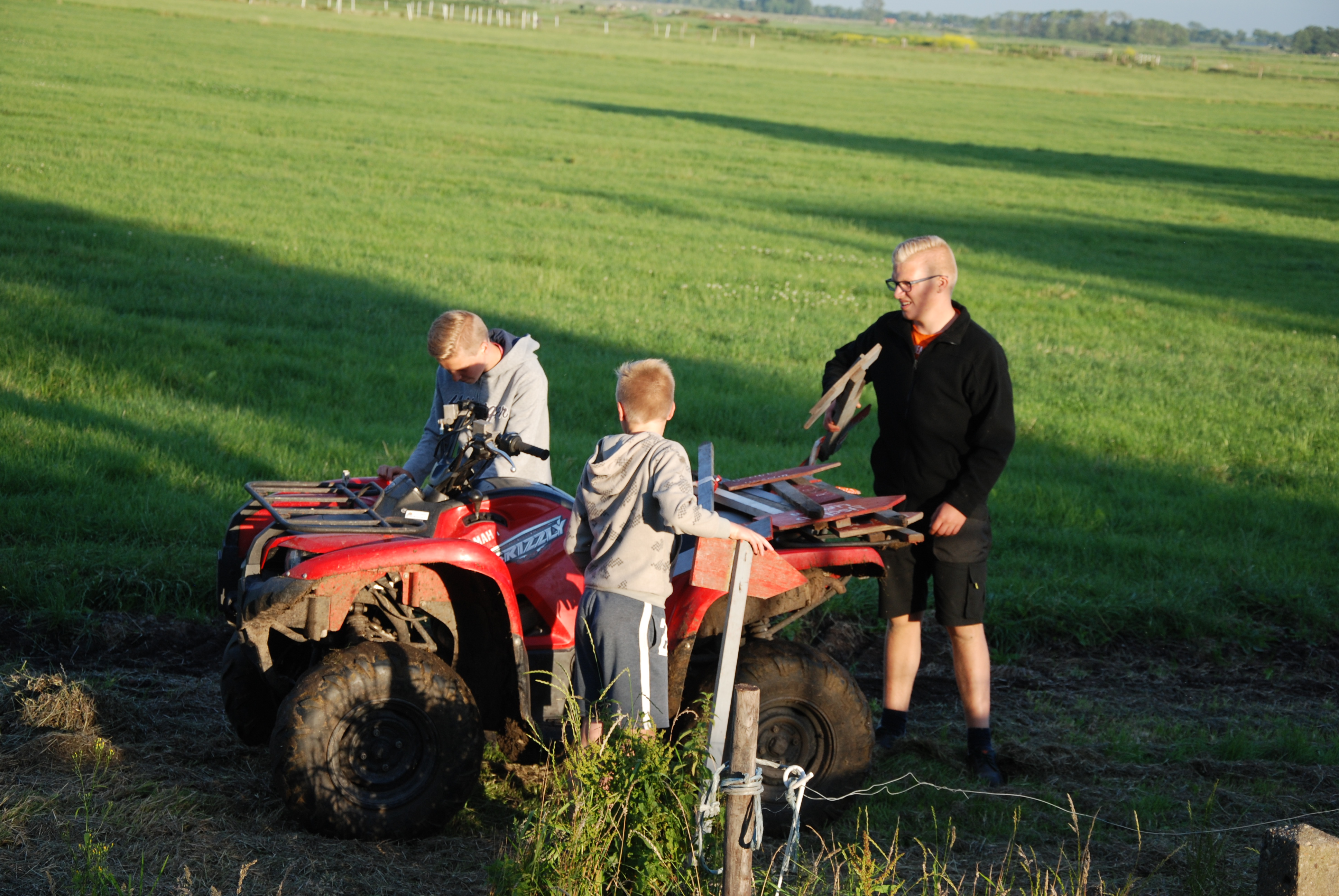 Alle routebordjes worden na afloop van wandeling opgehaald uit de Mijzenpolder door de jongens van Stam. (Foto: aangeleverd)