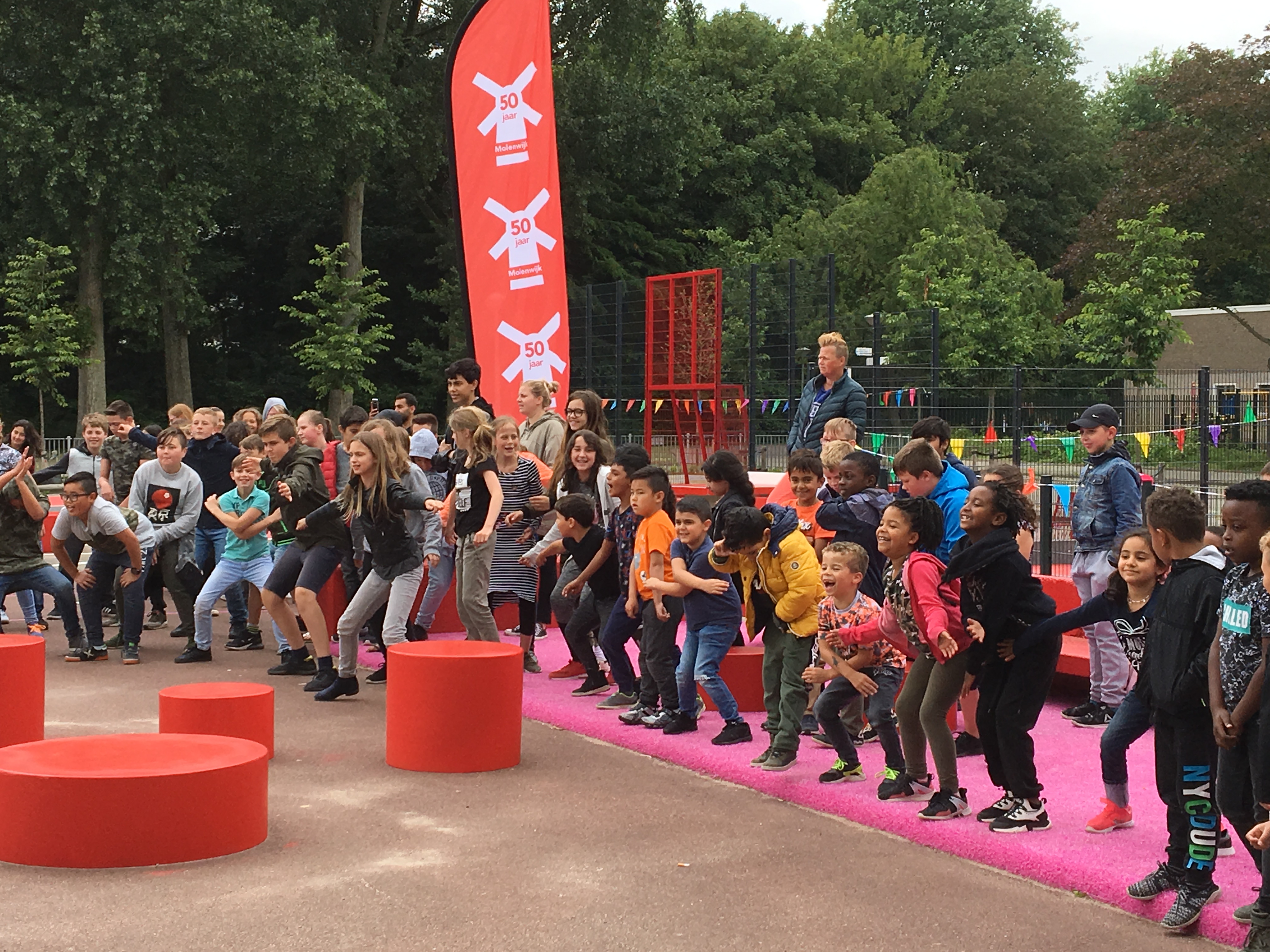Kinderen van basisscholen de Bonkelaar en de Krijtmolen doen een openingsdans. (Foto: Stadsdeel Noord)
