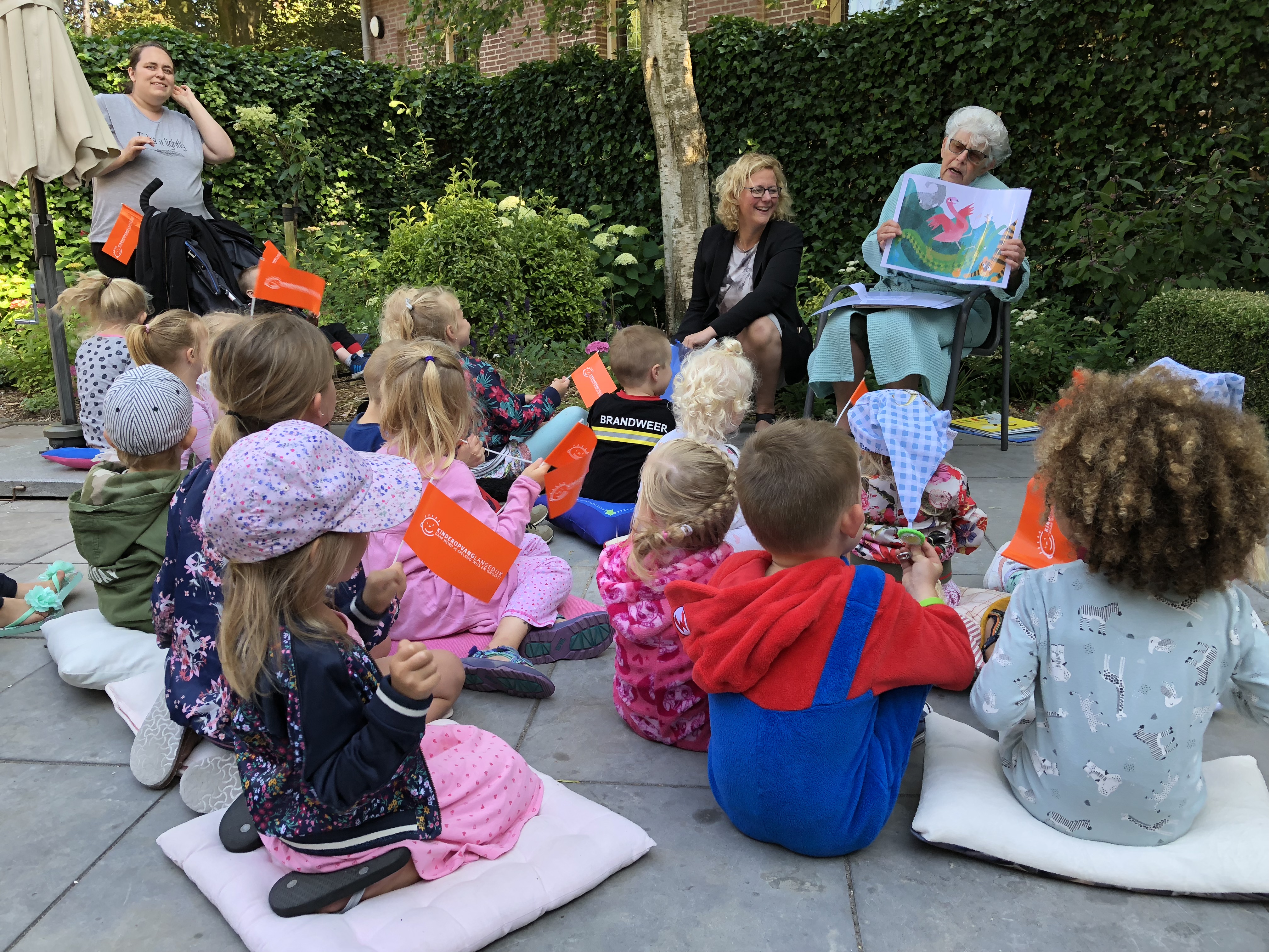 De kinderen luisteren aandachtig tijdens voorleesoptocht. (Foto: aangeleverd)
