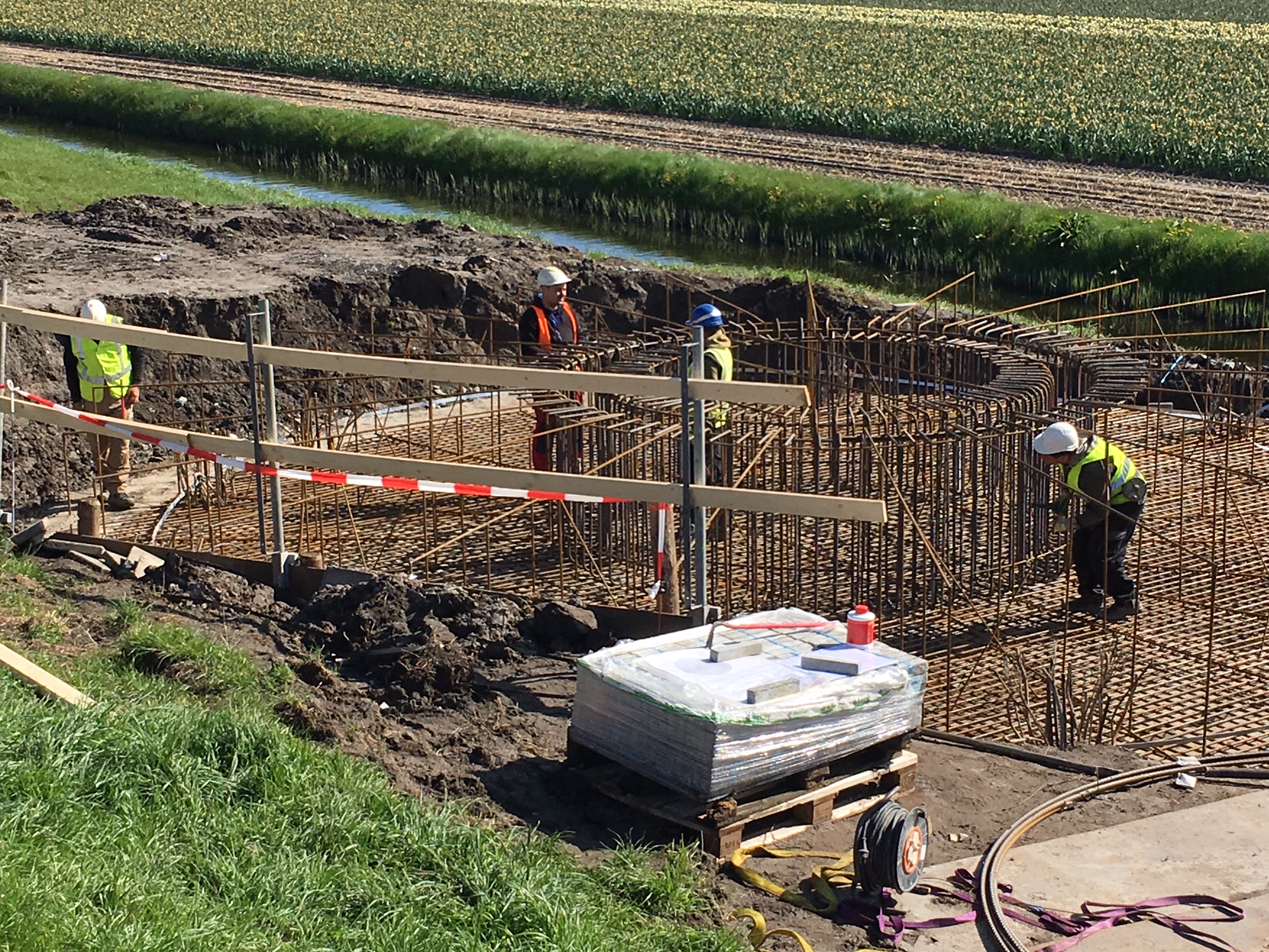 Betonvlechters werken aan de fundering voor de nieuwe windturbines van Windpark Westeinde. (Foto: aangeleverd)