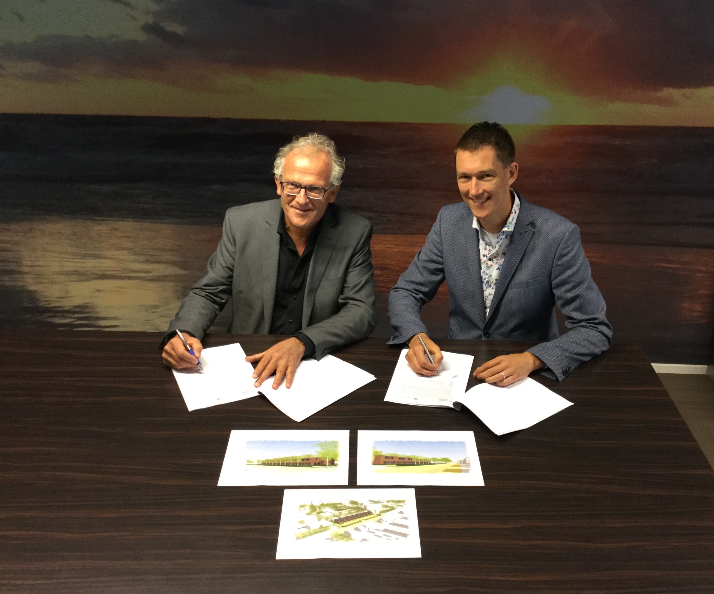 Dick Tromp, directeur-bestuurder Kennemer Wonen en wethouder Marcel Steeman. (Foto: aangeleverd)
