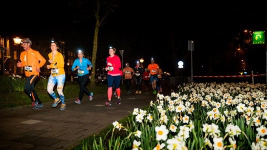 Verlicht door een headlight vertrekken de deelnemers in de duisternis. (Foto: aangeleverd)