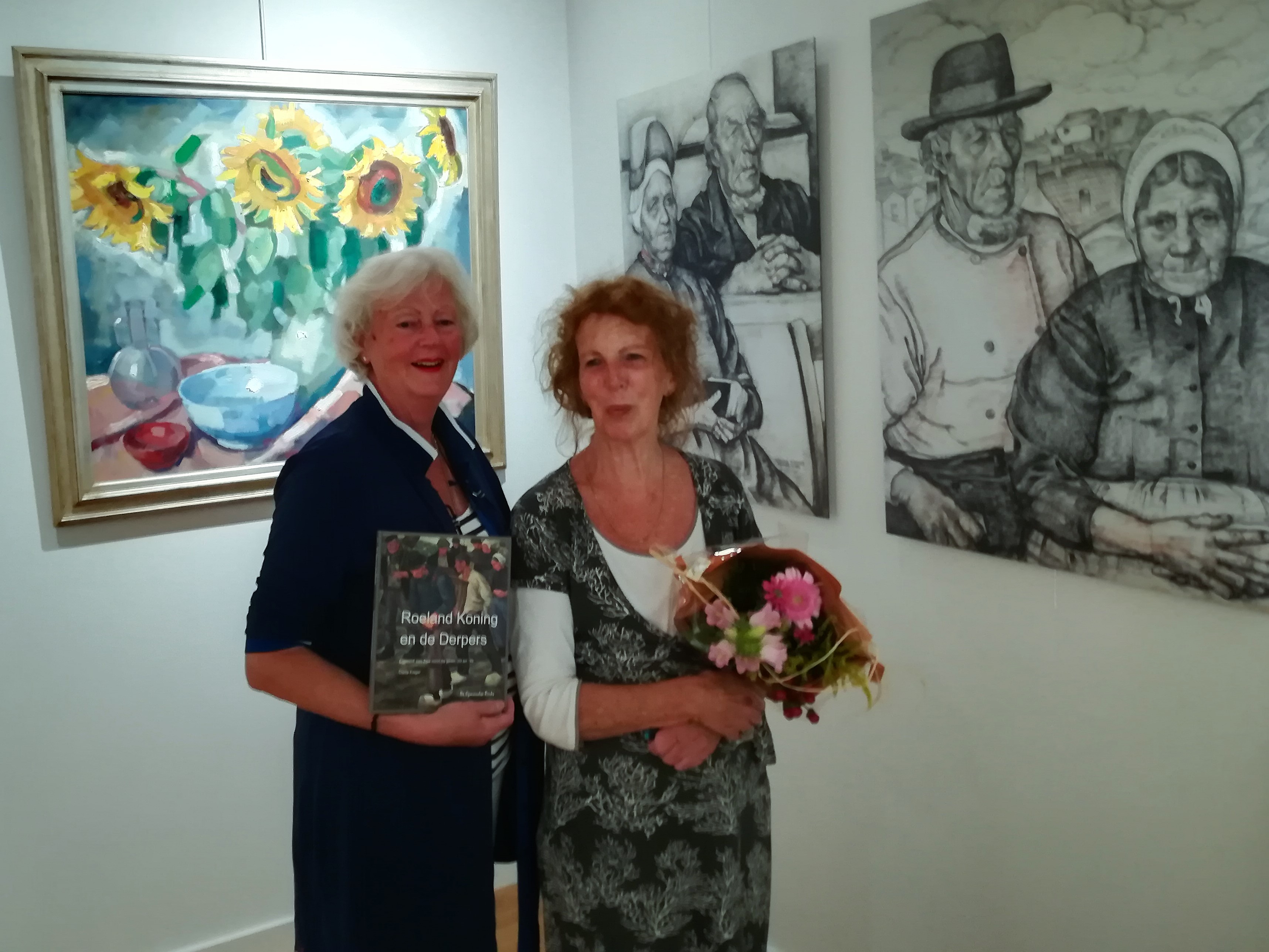 1000e bezoeker van het museum: Anna Ridderbos met vriendin Mirjam van Proosdij. Op de achtergrond enkele van de werken van Roeland Koning. (Foto Gerard Wijker)