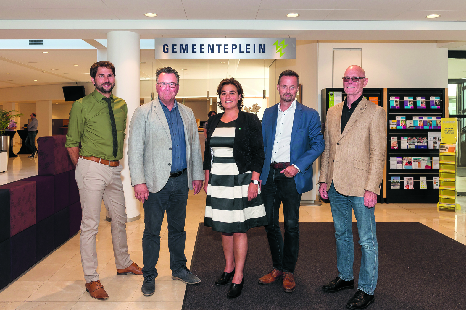 Samen met burgemeester Don Bijl gaan zij de stad de komende jaren besturen. Van links naar rechts: Thijs Kroese, Mario Hegger, Eveline Tijmstra, Paul van Meekeren en Harry Rotgans. (Foto: Han Giskes)
