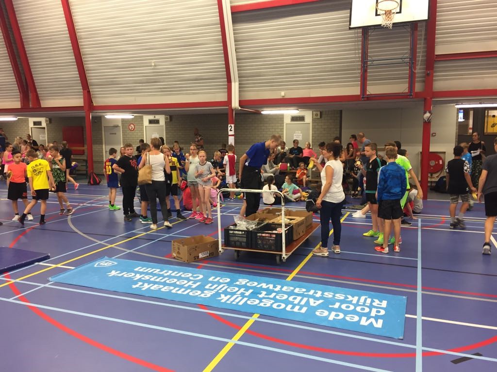 Leerlingen van de Kariboe die in de estafetterace de finish bereiken met goede samenwerking. (foto aangeleverd)