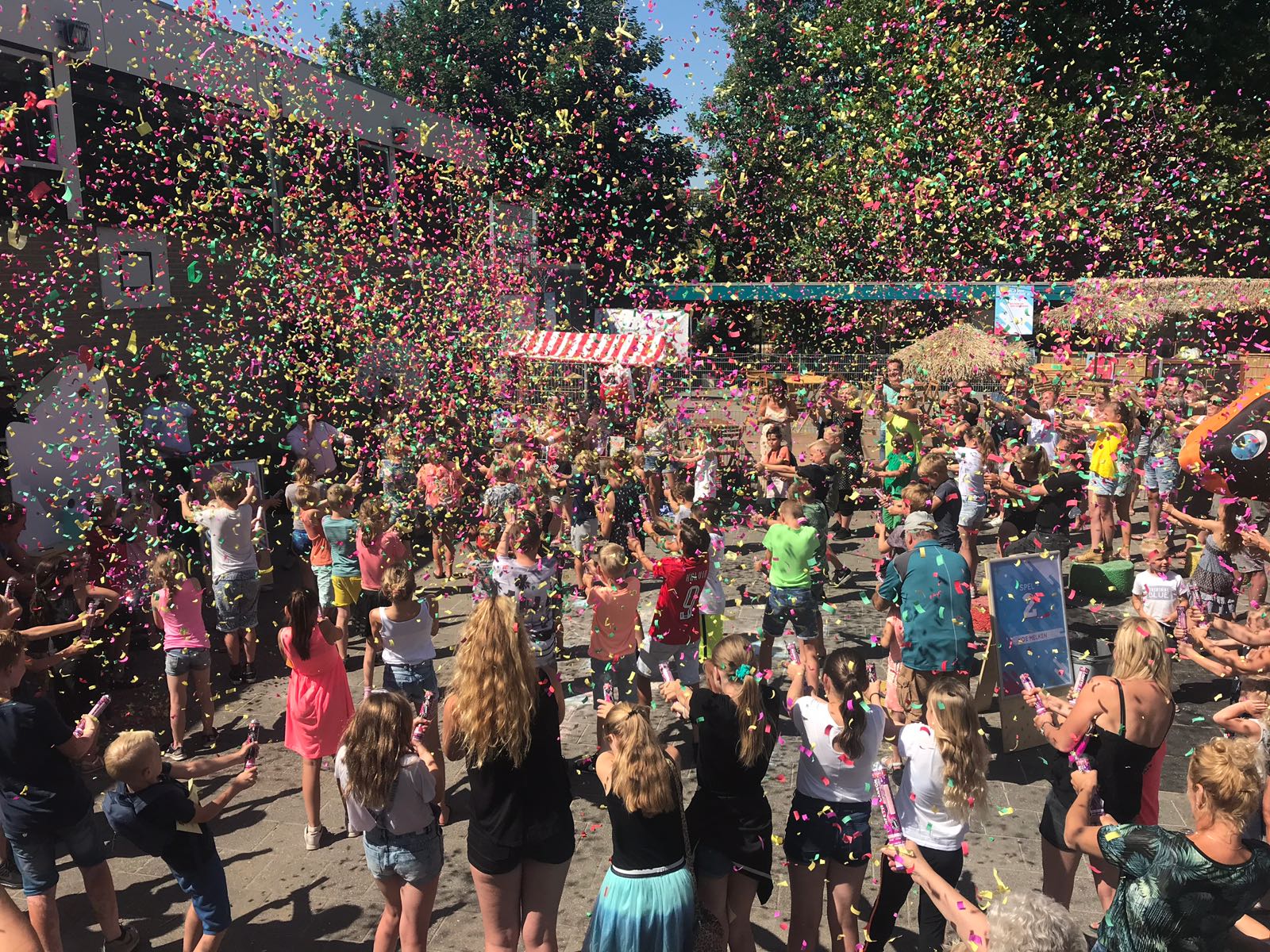 Na het openingswoord mochten alle kinderen confetti de lucht in schieten, waardoor het hele schoolplein kleurrijk versierd was. (Foto: aangeleverd)