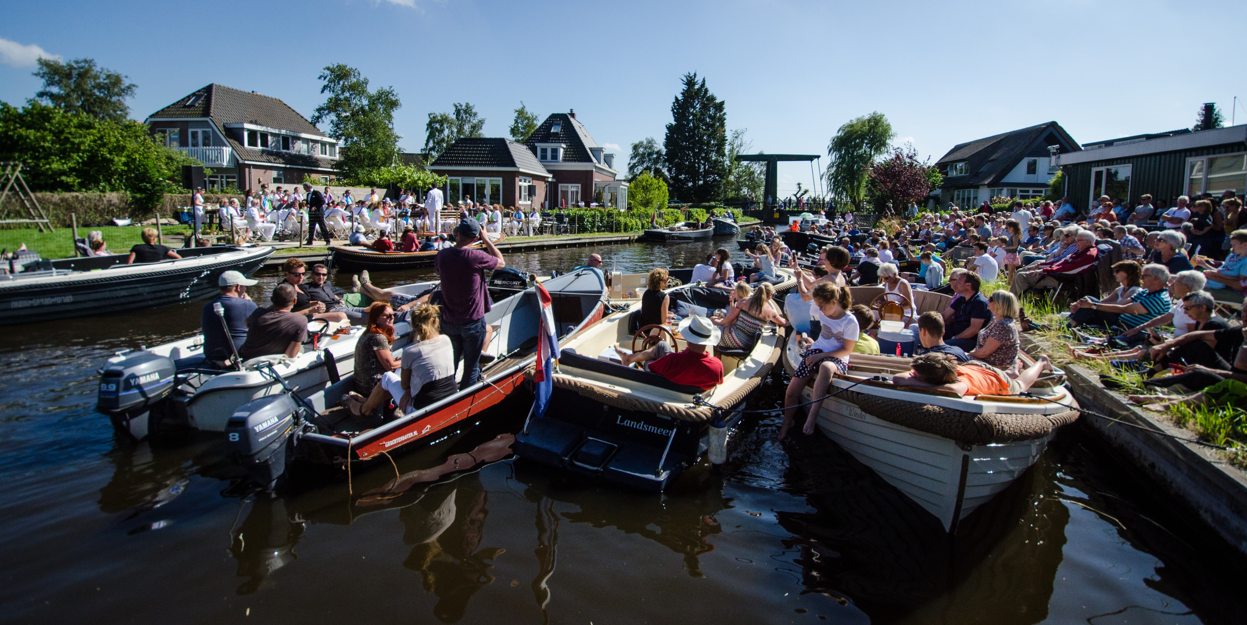 Geniet vanuit je eigen boot van de muziek van Amicitia. (Foto: Johan Vet)