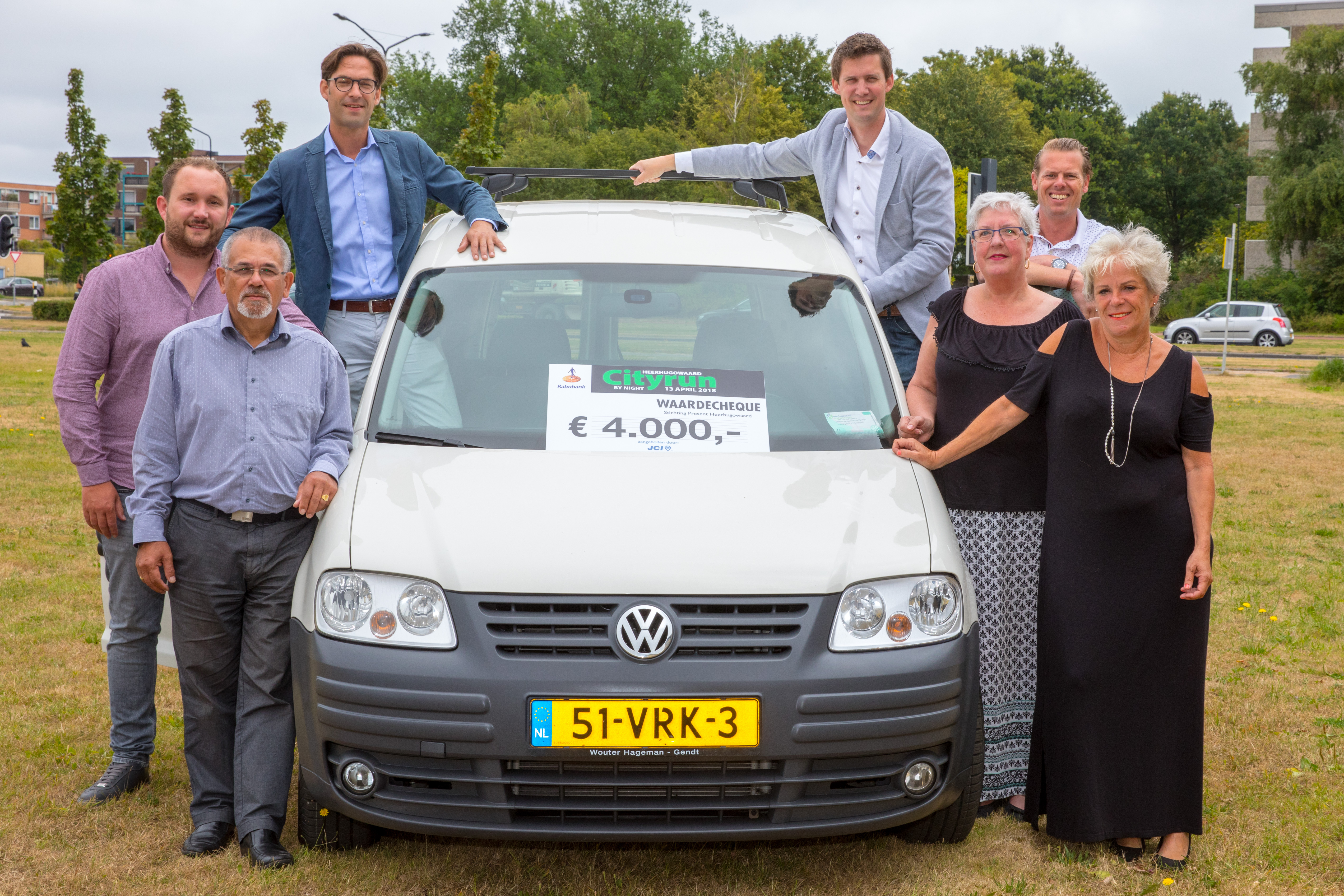 Donderdagochtend 5 juli werd de caddy officieel overhandigd. (foto Vincent de Vries/ Rodi Media)