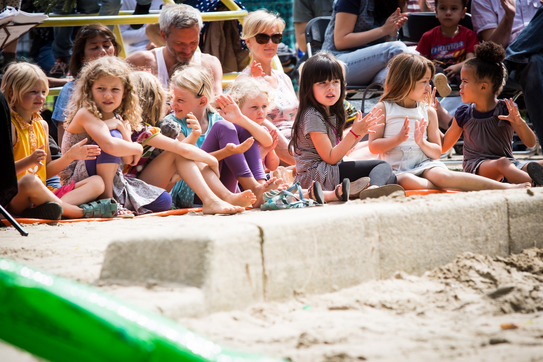 Kinderen bezoeken het Junior Grachtenfestival. (Foto: Ronald Knapp)