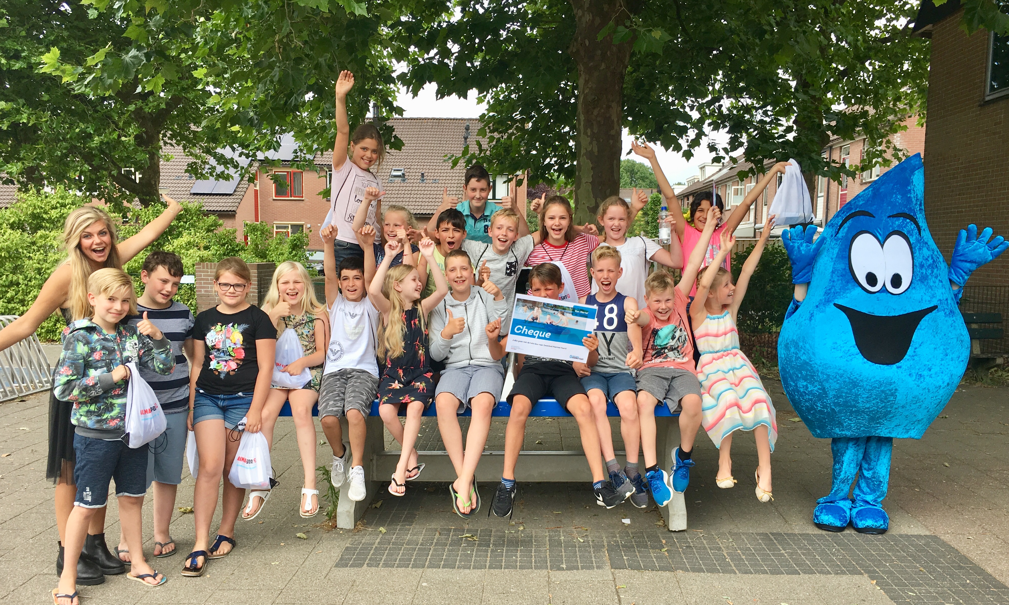 Leerlingen van De Sterrenwachter drinken, vier maanden na de start van een drinkwaterproject, gemiddeld 322 suikerklontjes minder in pauzes. (Foto: aangeleverd)